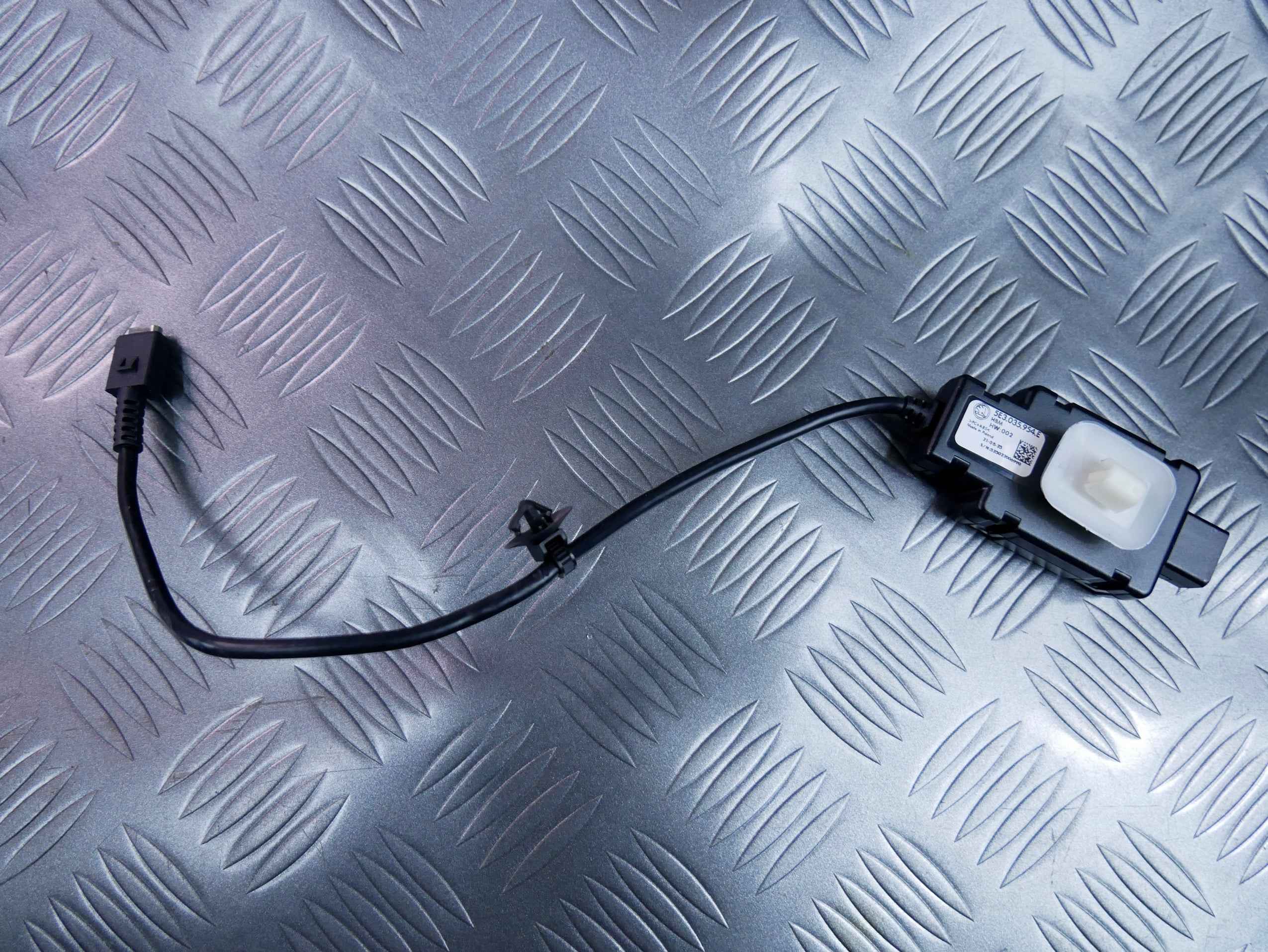 Gniazdo port USB 5E3035954E SKODA OCTAVIA IV