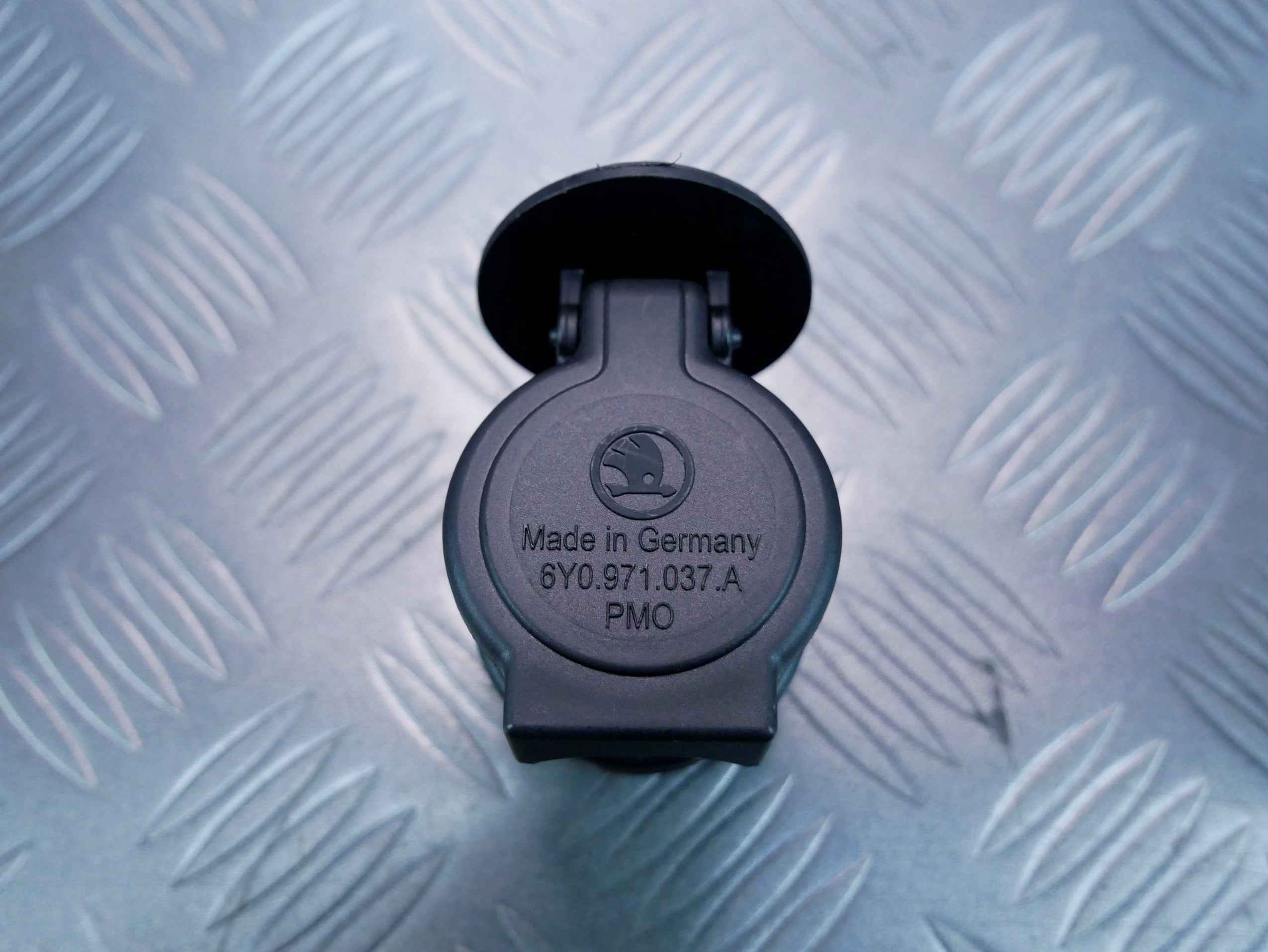 Adapter gniazda haka OEM 6Y0971037A SKODA OCTAVIA IV