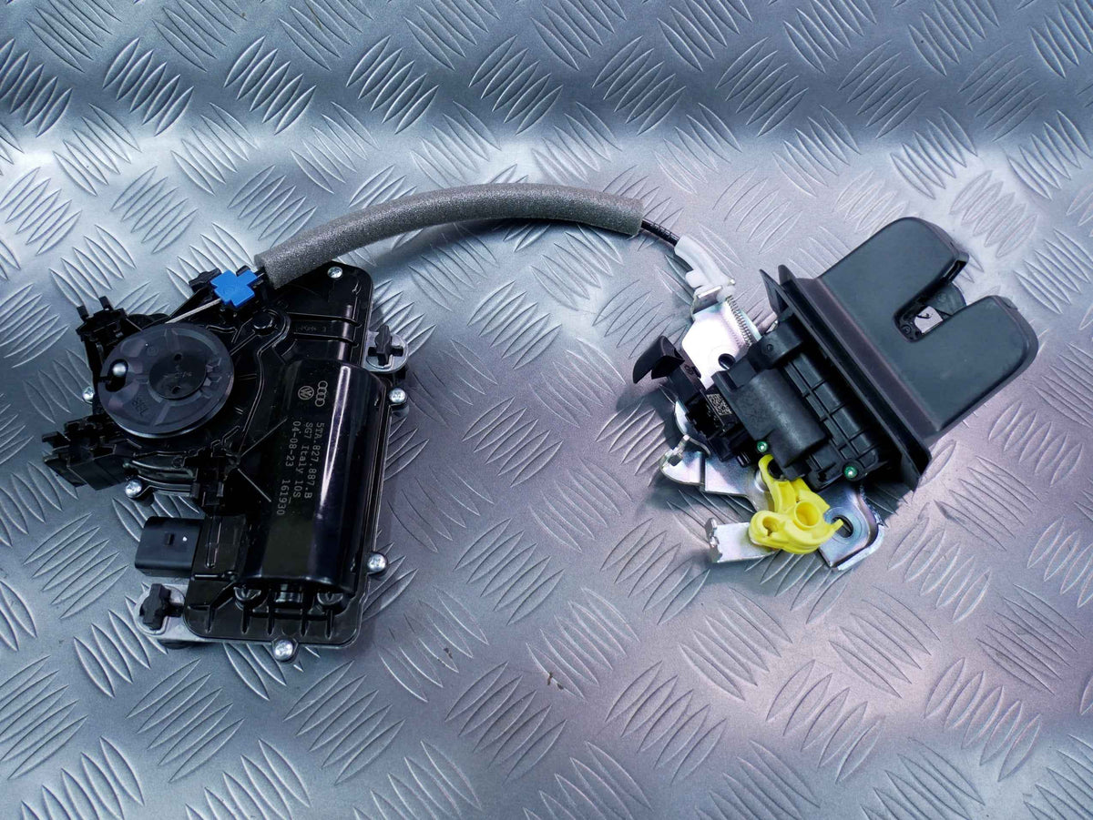 Zamek dociąg klapy bagażnika 5TA827887B SKODA OCTAVIA IV