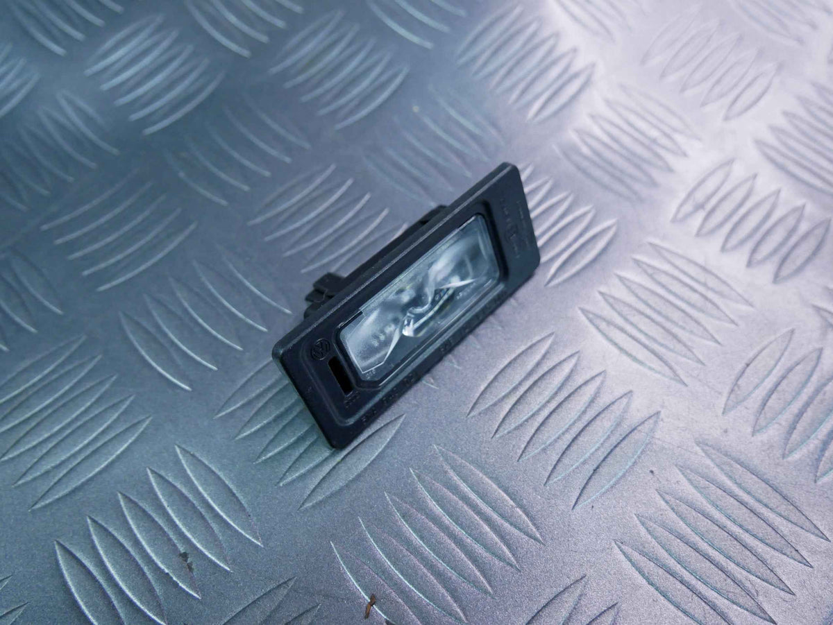 Lampka tablicy rejestracyjnej 5NA943021 SKODA OCTAVIA IV