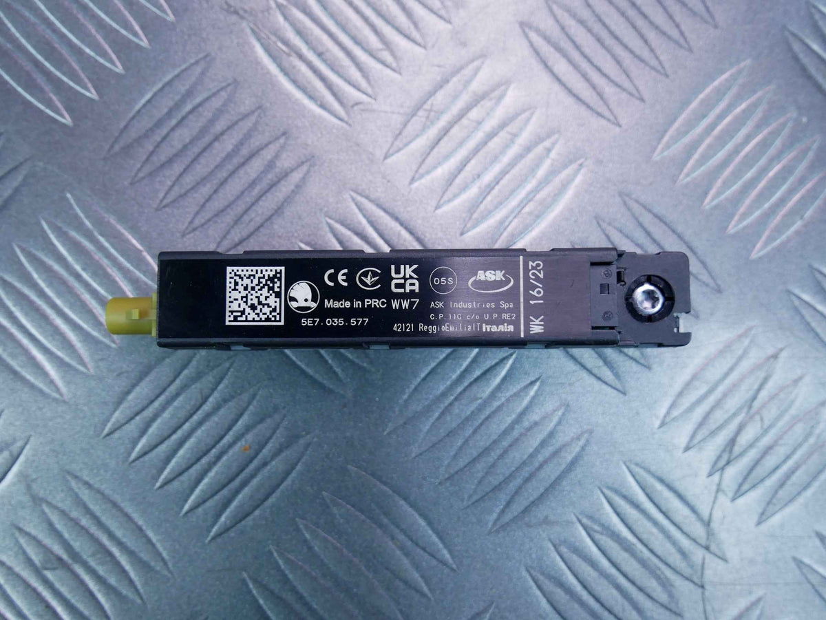 Wzmacniacz antenowy 5E7035577 SKODA OCTAVIA IV