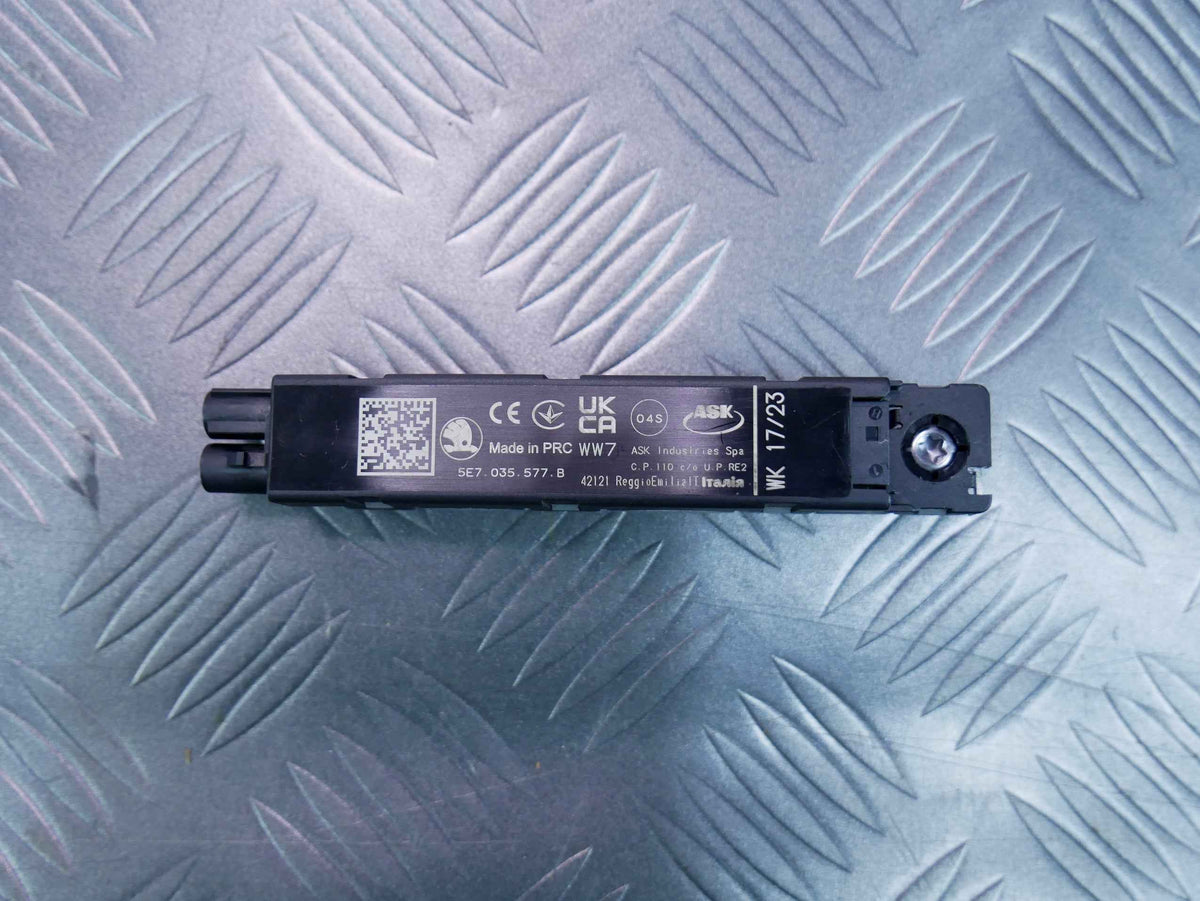 Wzmacniacz antenowy 5E7035577B SKODA OCTAVIA IV
