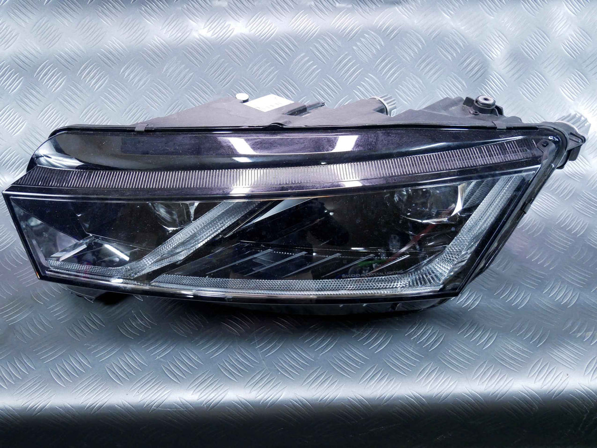 Lampa przód lewa LED kompletna 5E4941015B SKODA OCTAVIA IV