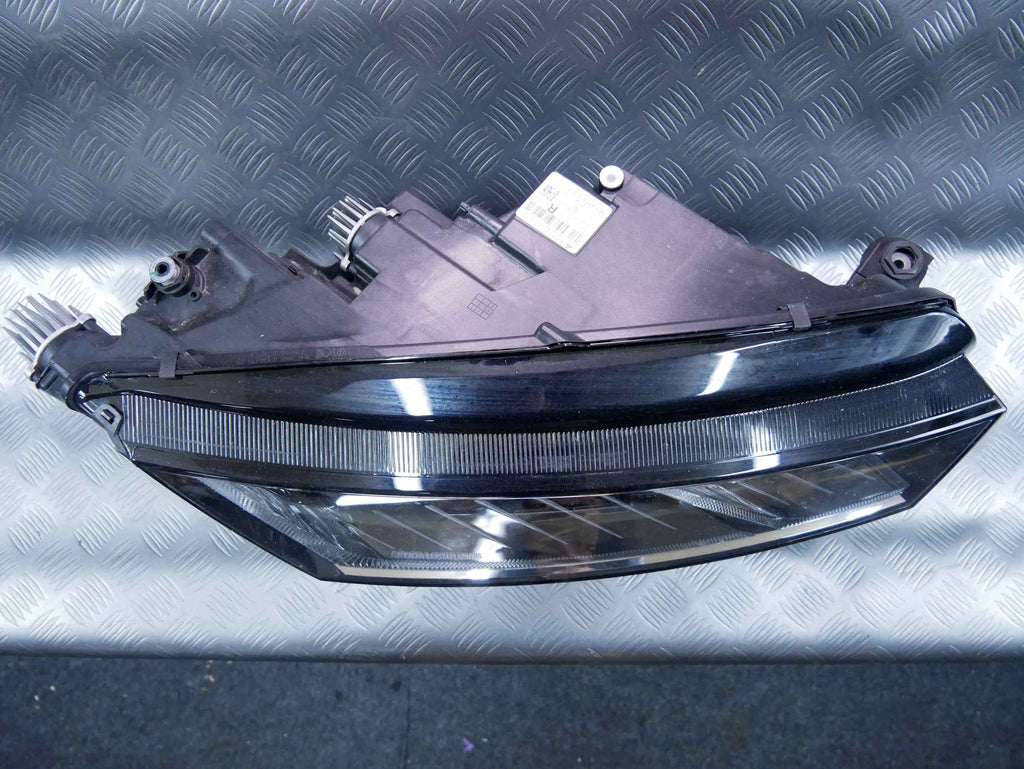 Lampa przód prawa LED kompletna 5E4941016B SKODA OCTAVIA IV