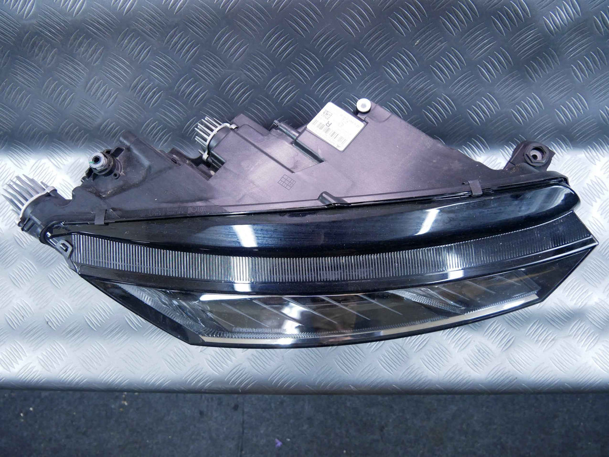 Lampa przód prawa LED kompletna 5E4941016B SKODA OCTAVIA IV