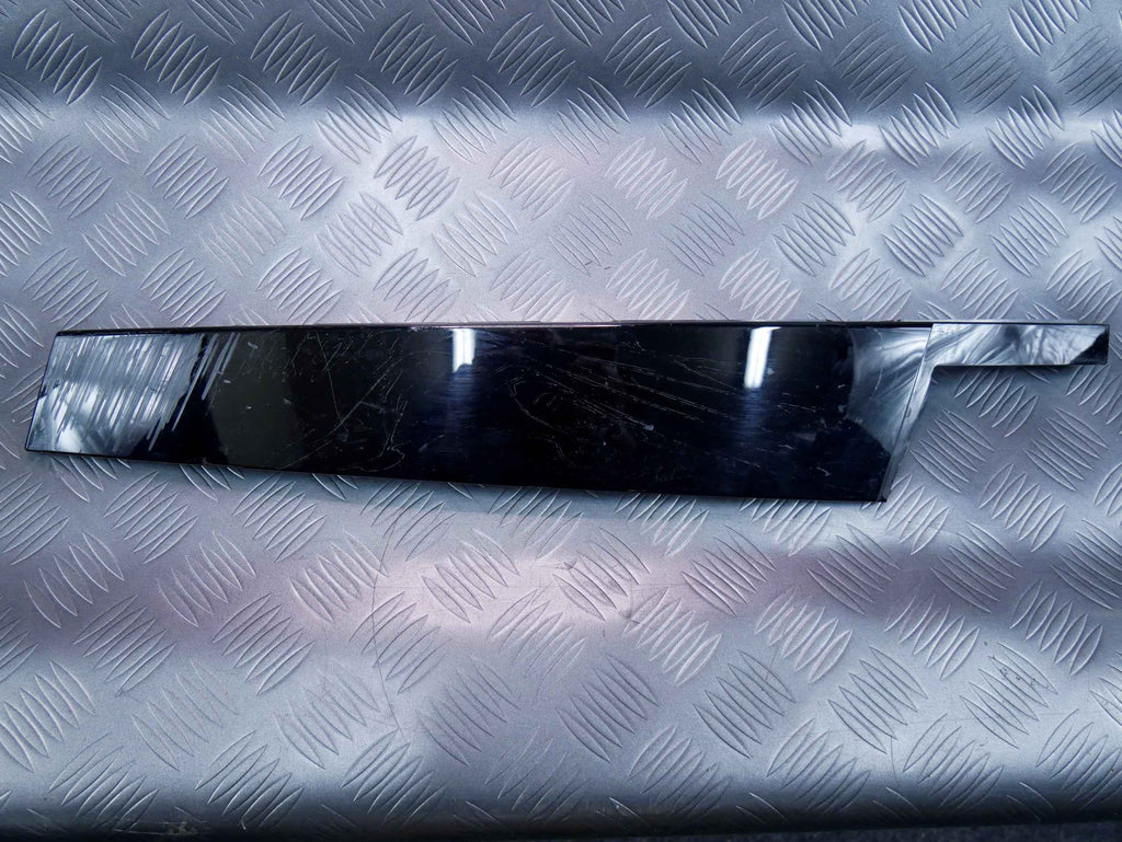 Listwa blenda słupka drzwi przód prawa 5E3837902 SKODA OCTAVIA IV