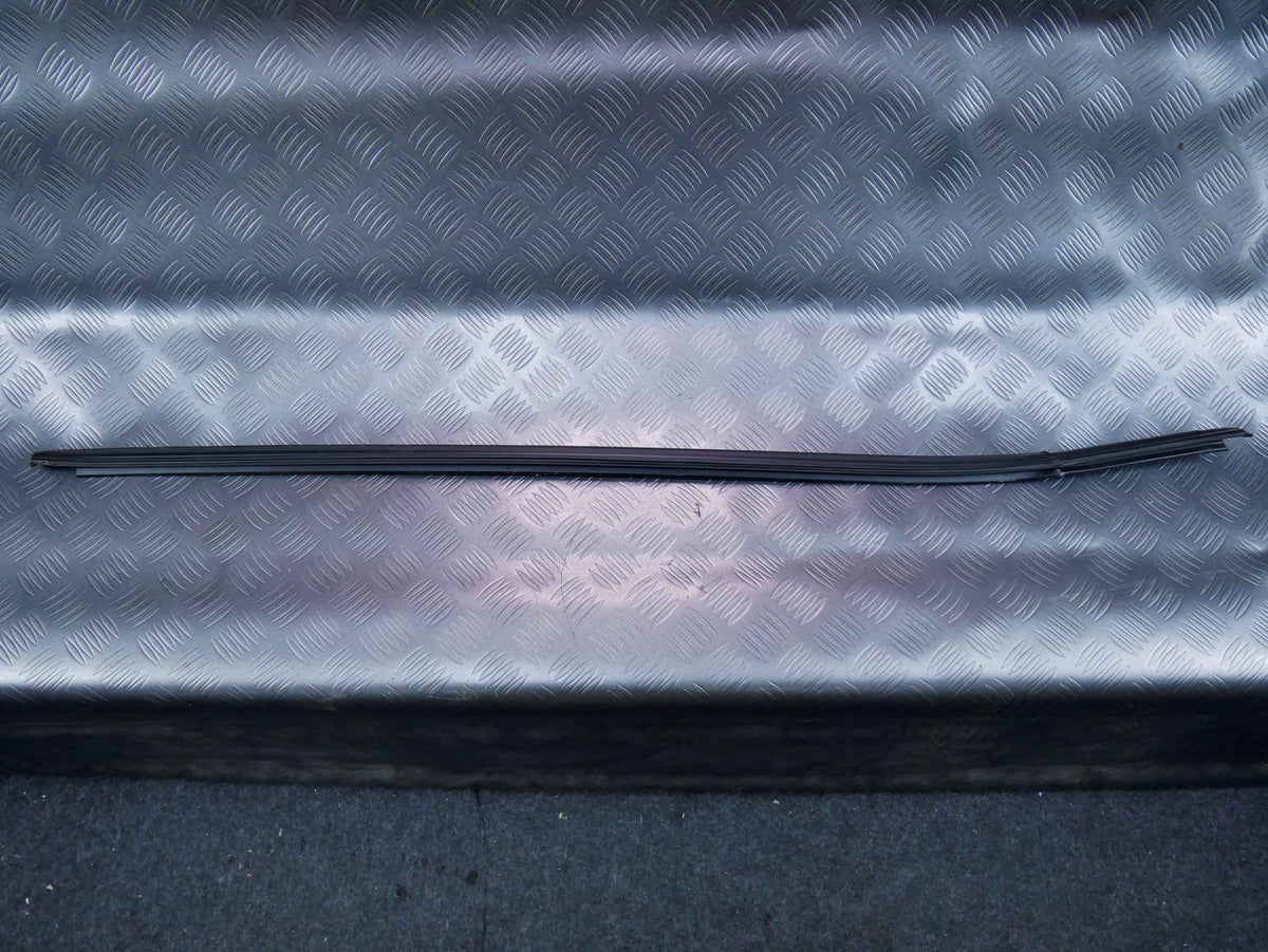 Listwa zgarniacz szyby przód prawy 5E3837478C SKODA OCTAVIA IV