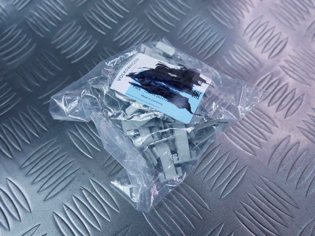 Klamra klip spinka tapicerki NOWA OEM 25szt 5NA867276A VW AUDI SKODA