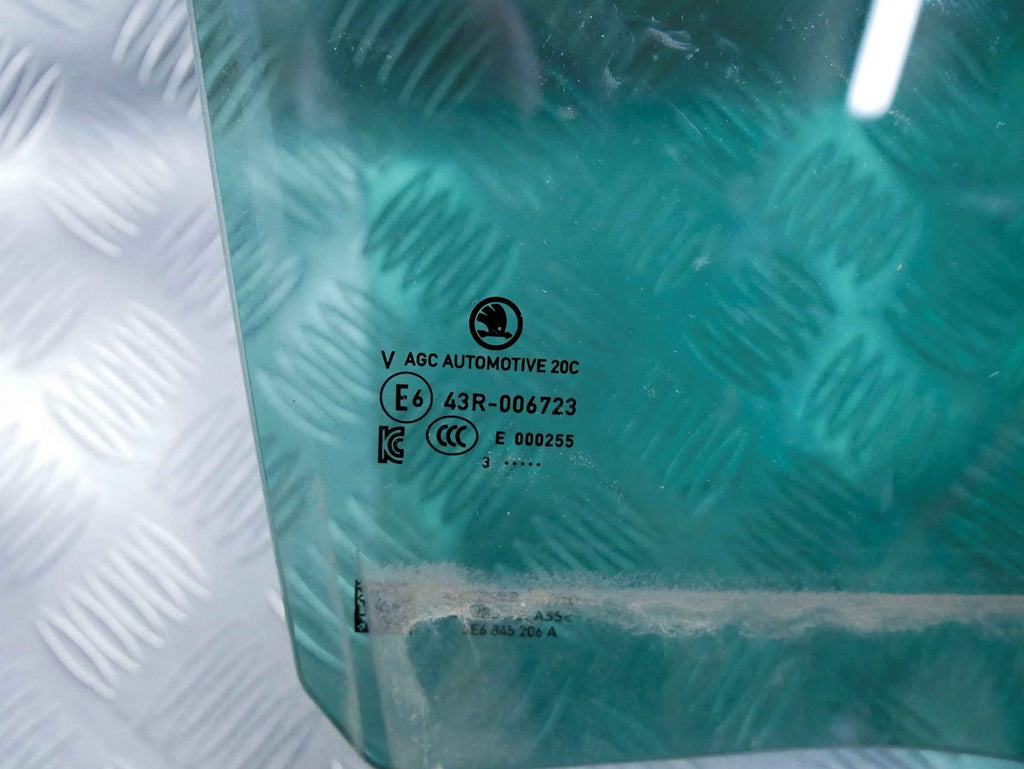 Szyba drzwi tył tylna prawa 5E6845206A SKODA OCTAVIA IV SEDAN