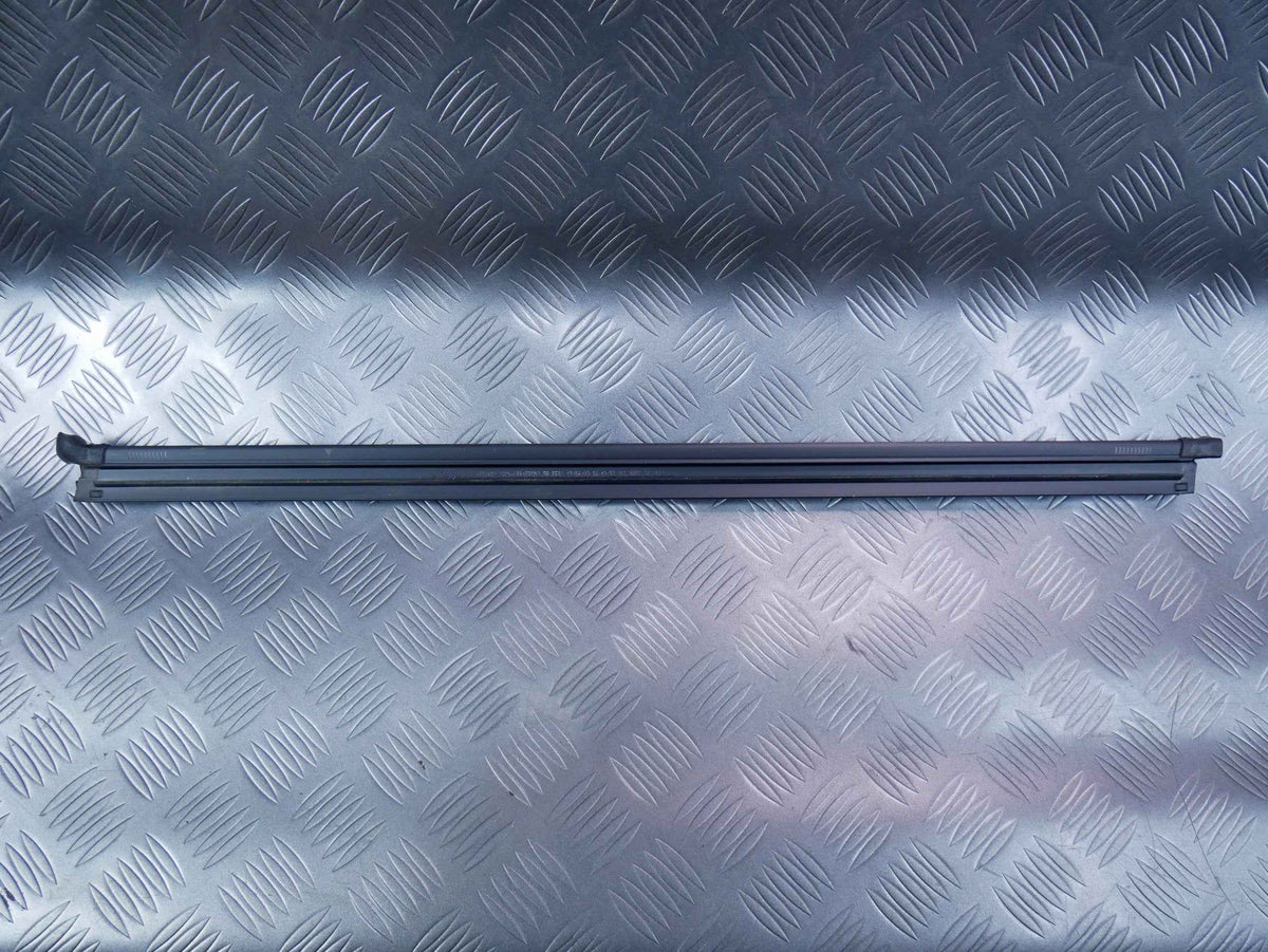 Listwa zgarniająca zgarniacz drzwi tył prawy 5E3839480 SKODA OCTAVIA IV