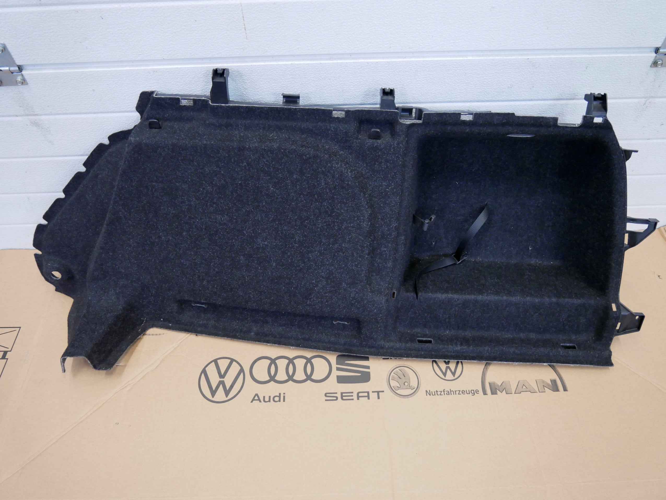 Tapicerka boczek bagażnika prawy 3V9867428AB SKODA SUPERB III KOMBI