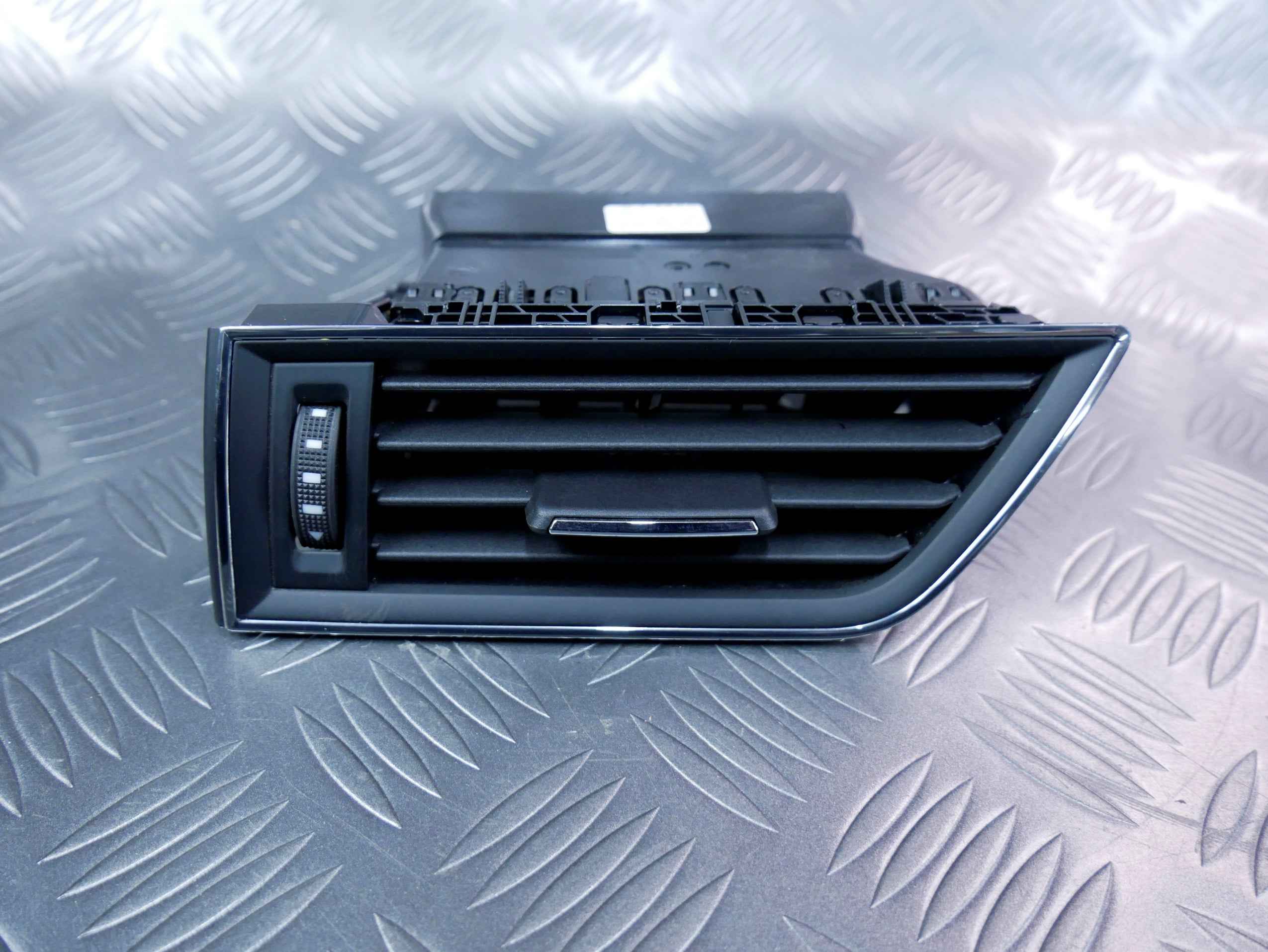 Kratka nawiewu lewa 3V1819701C SKODA SUPERB III