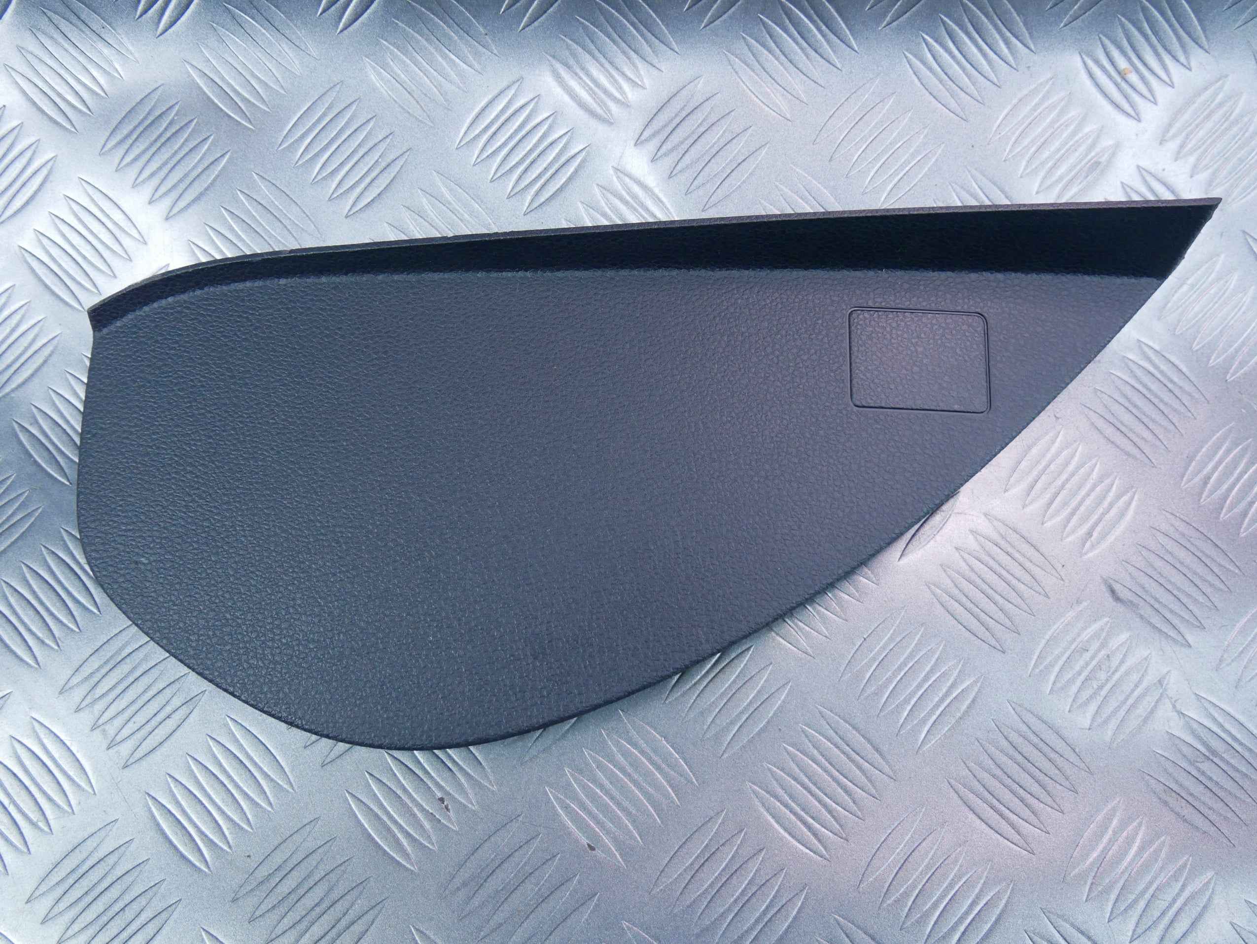 Osłona zaślepka boku konsoli prawa 3V0857504B SKODA SUPERB III