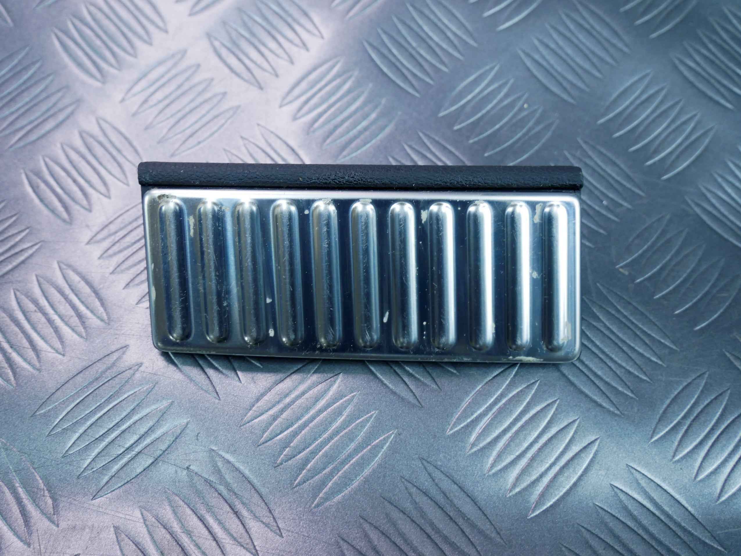 Osłona zaślepka krawędzi bagażnika 3V5803847 SKODA SUPERB III