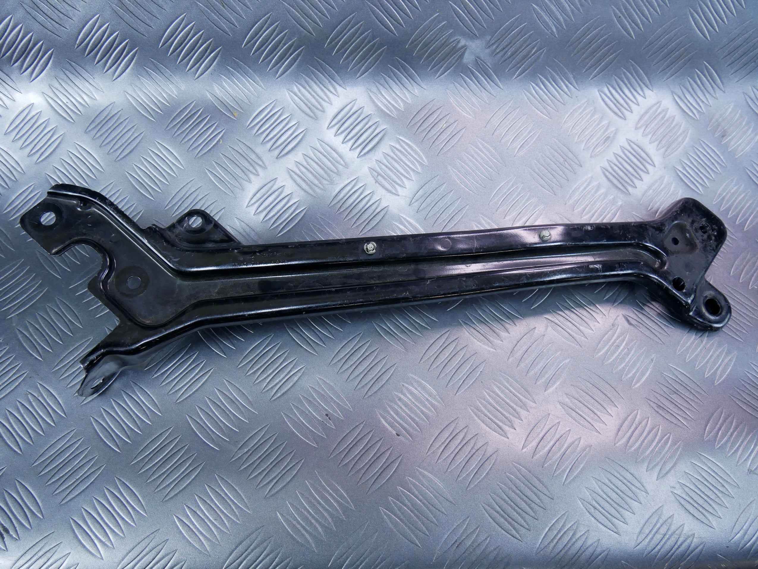 Łącznik pasa lewy 3V0806929 SKODA SUPERB III