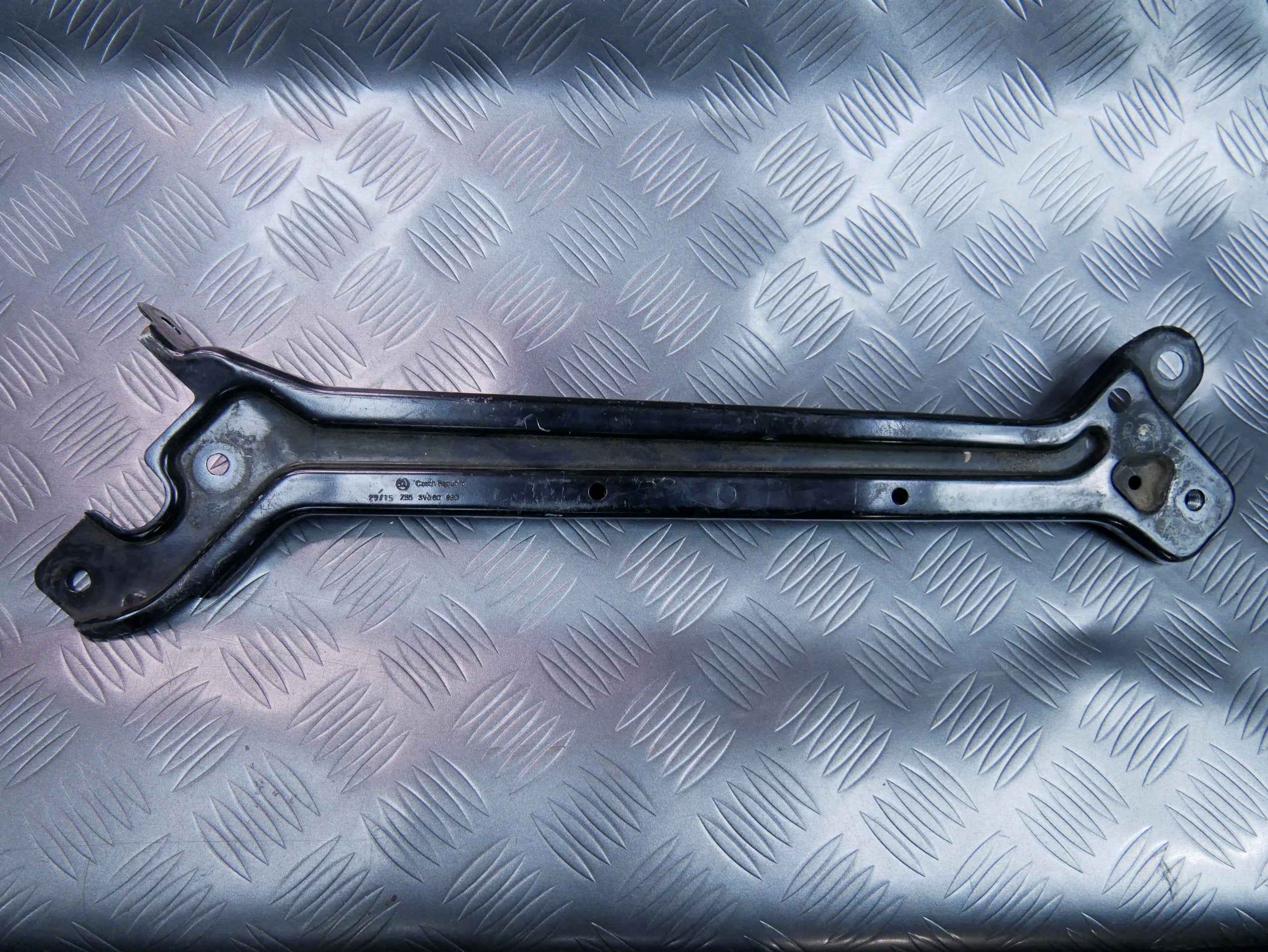 Łącznik pasa prawy 3V0806930 SKODA SUPERB III