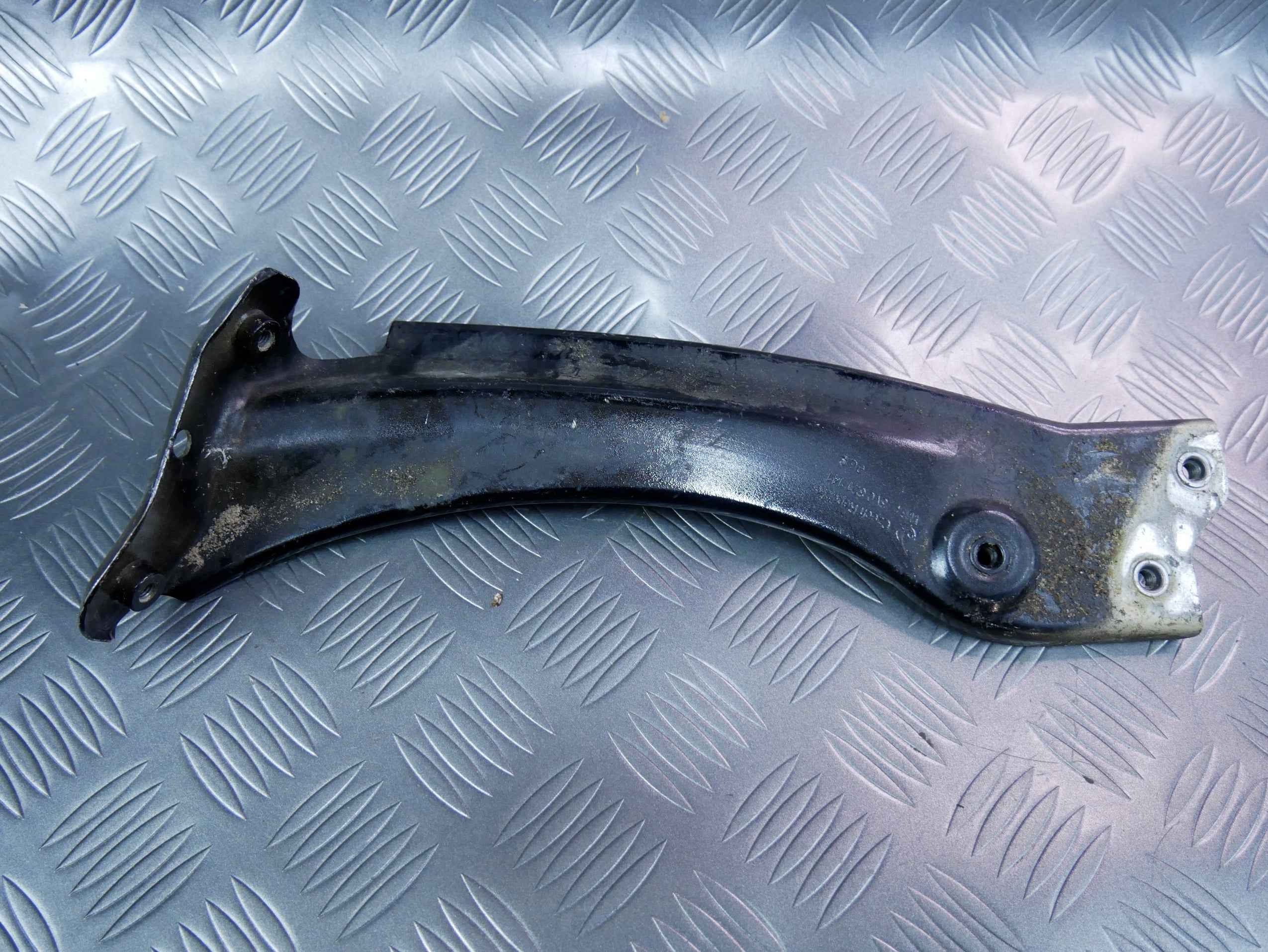 Wspornik błotnika lewy 3V0821141 SKODA SUPERB III