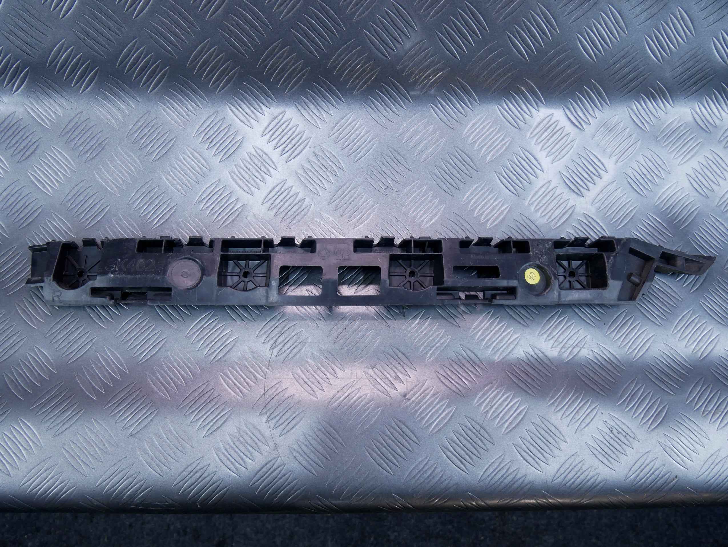 Ślizg zderzaka tył prawy 3V9807394 SKODA SUPERB III KOMBI