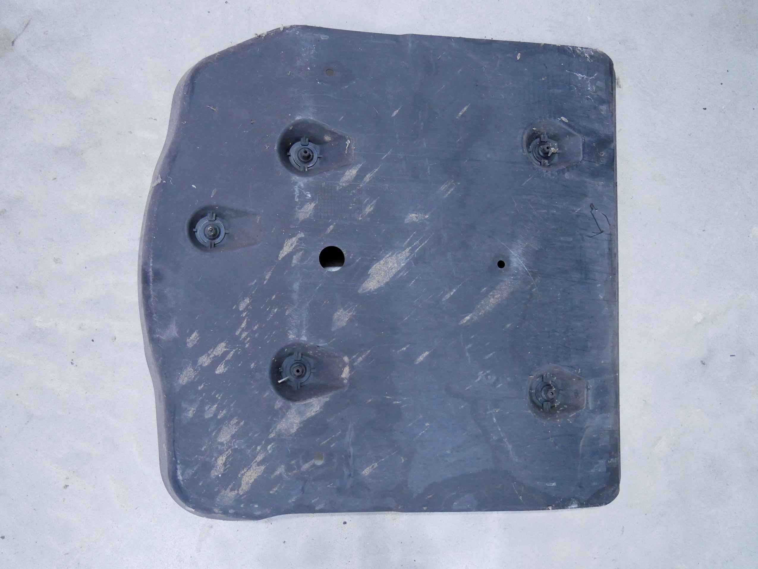 Osłona podwozia lewa 3V0825521 SKODA SUPERB III