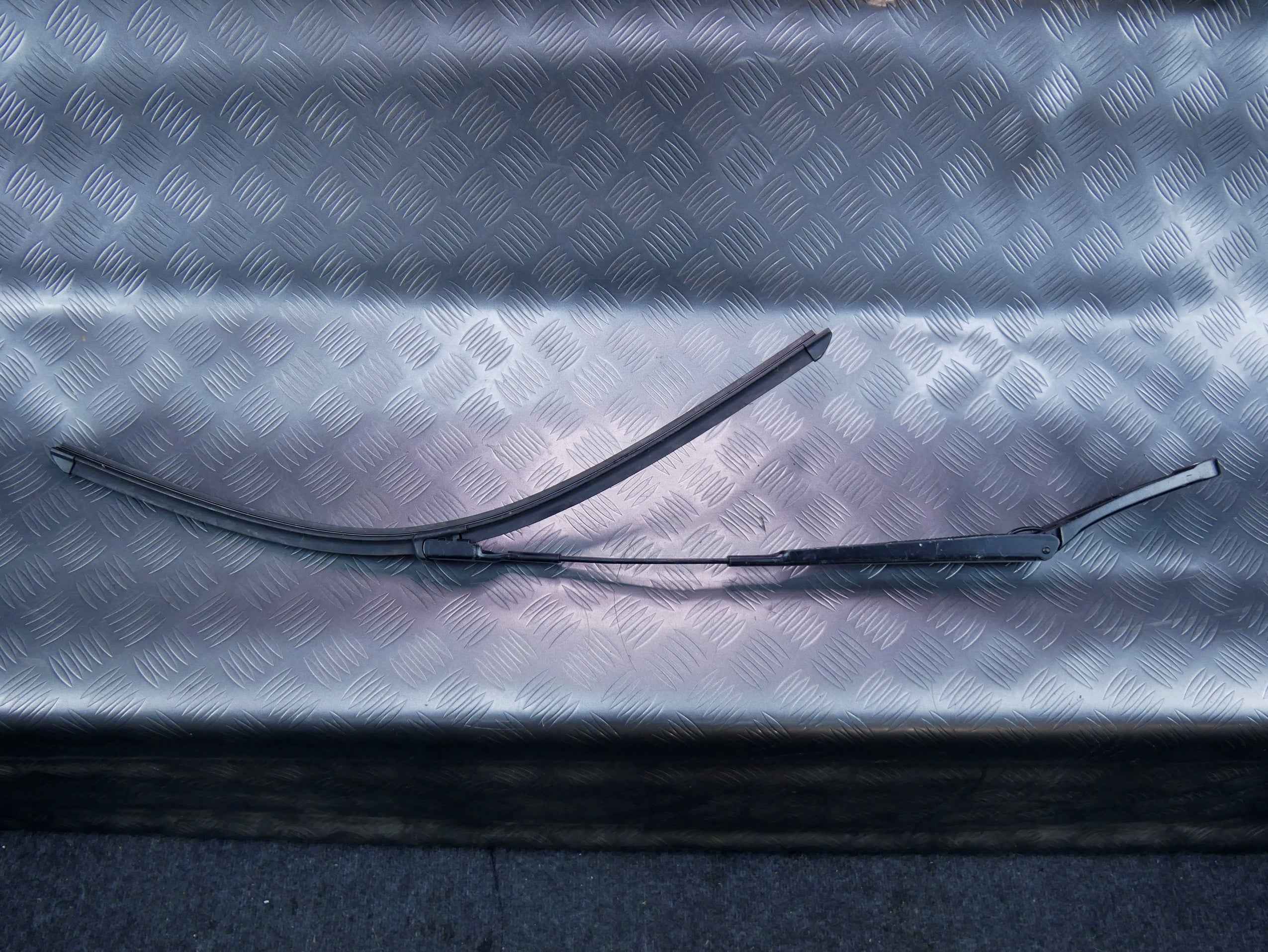 Ramię wycieraczka lewa 3V1955409 SKODA SUPERB III