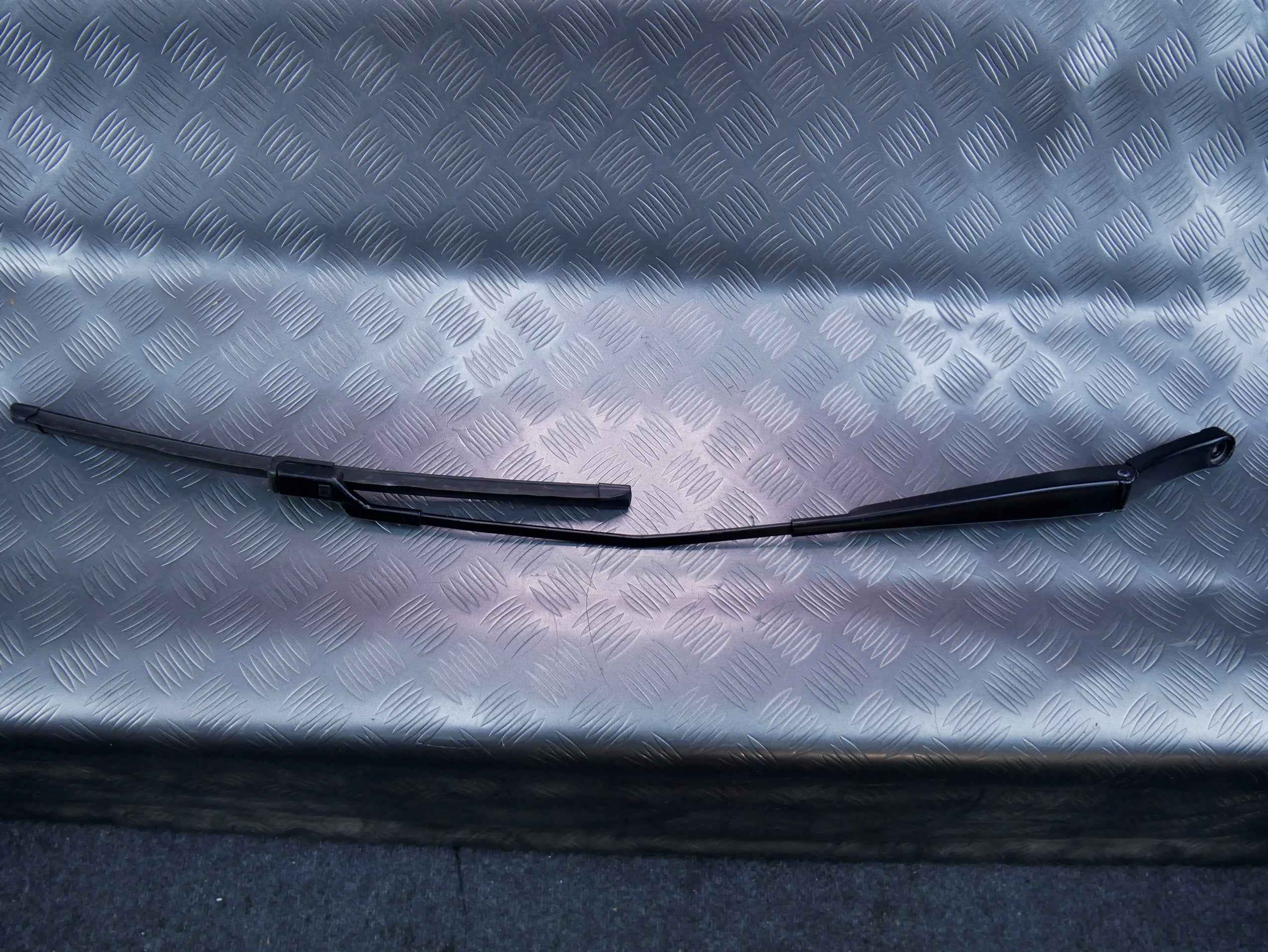 Ramię wycieraczka prawa 3V1955410 SKODA SUPERB III