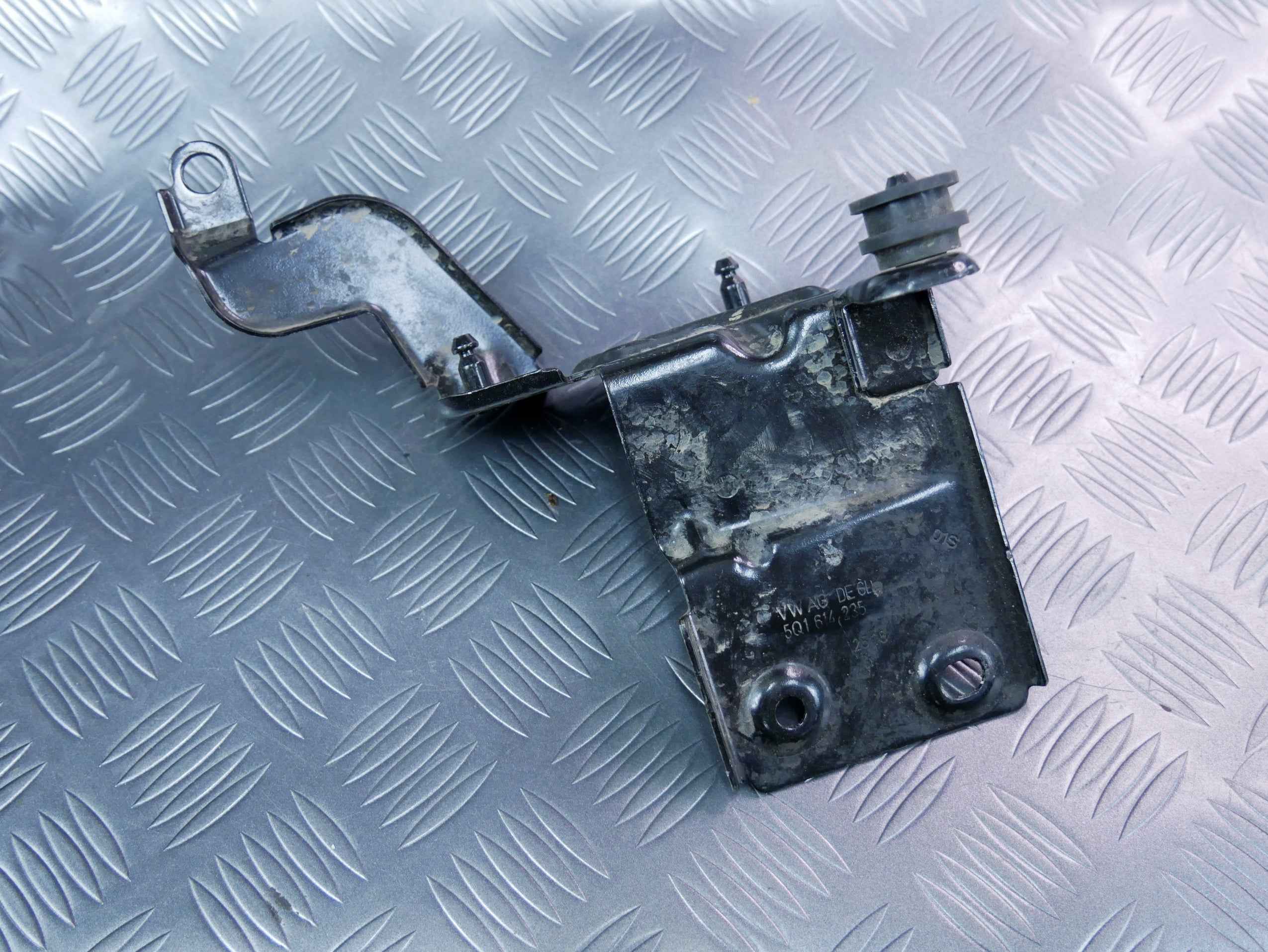 Wspornik mocowanie ABS 5Q1614235 SKODA SUPERB III