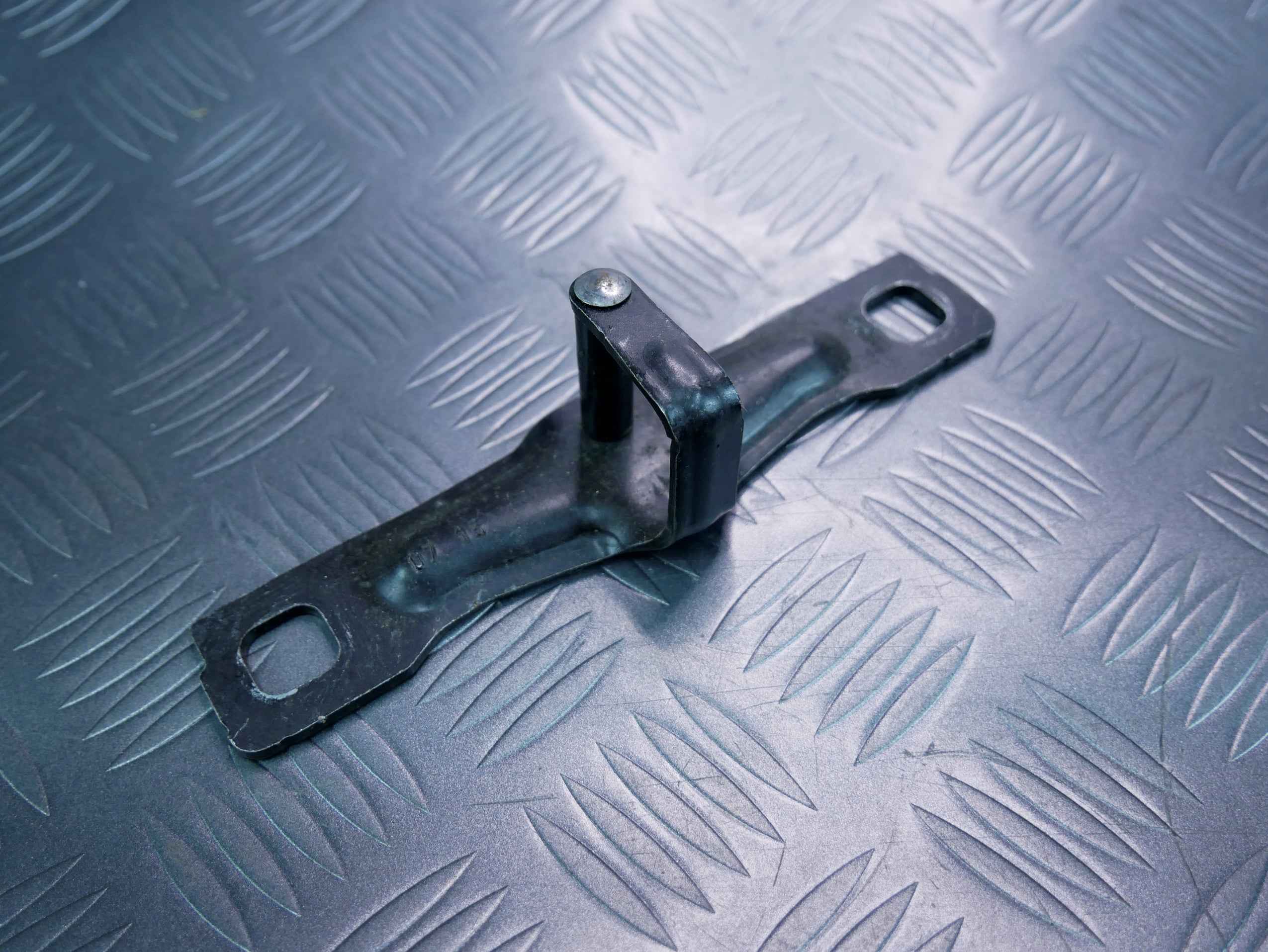 Rygiel klapy bagażnika 8V0827507B SKODA SUPERB III KOMBI