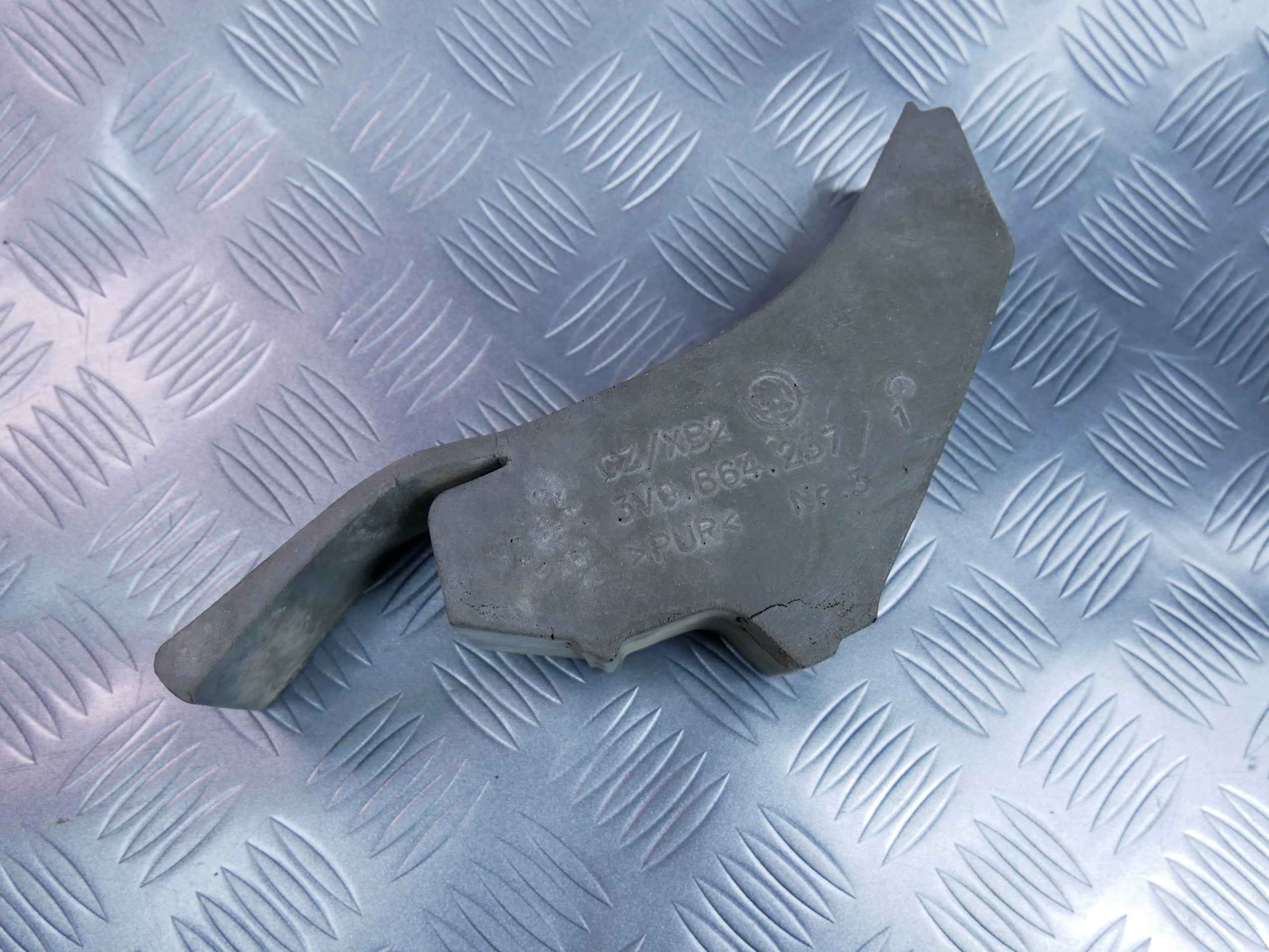 Pianka wygłuszenie błotnika 3V0864237 SKODA SUPERB III