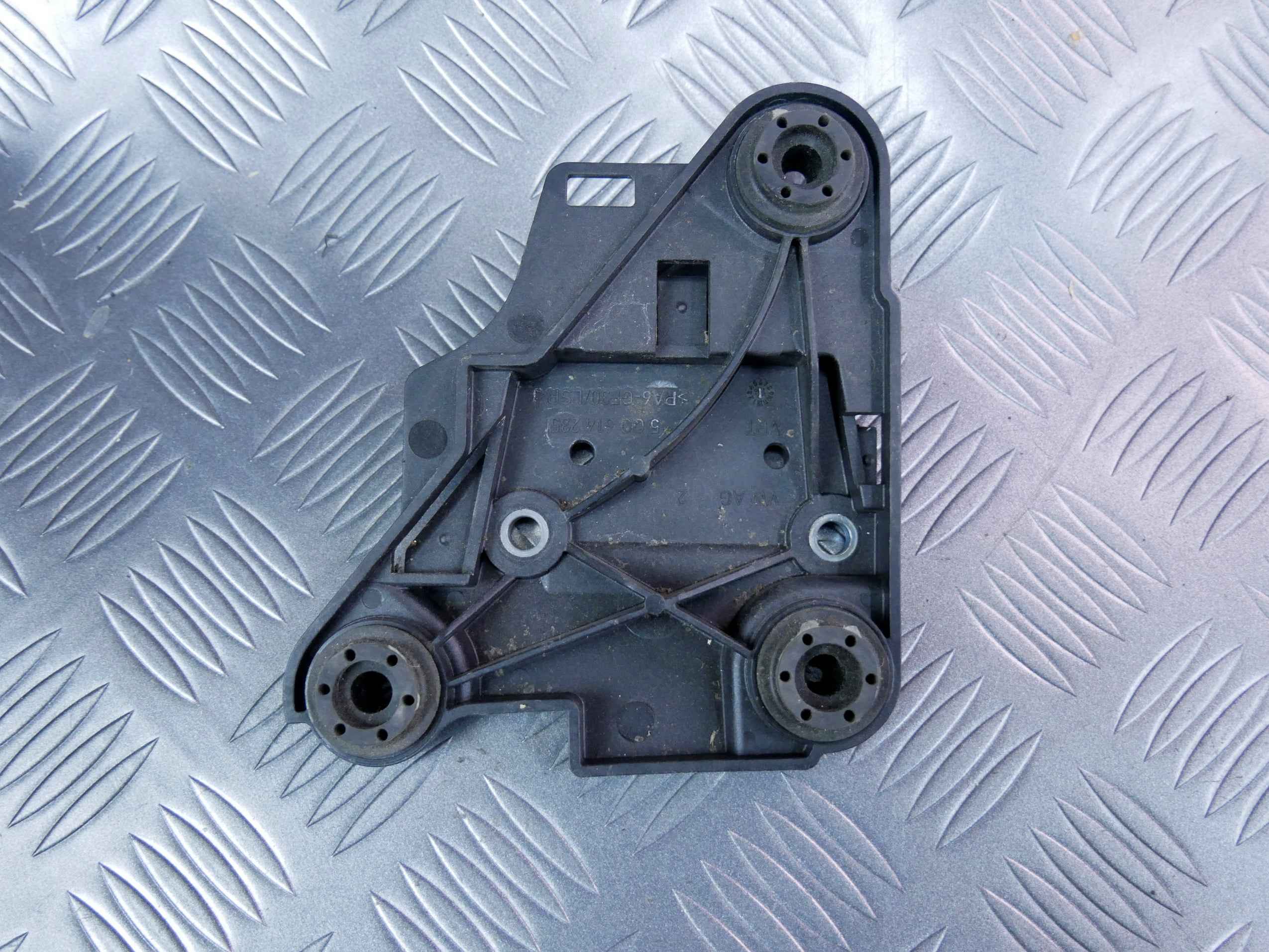 Wspornik mocowanie pompy ABS 5Q0614235 SKODA SUPERB III