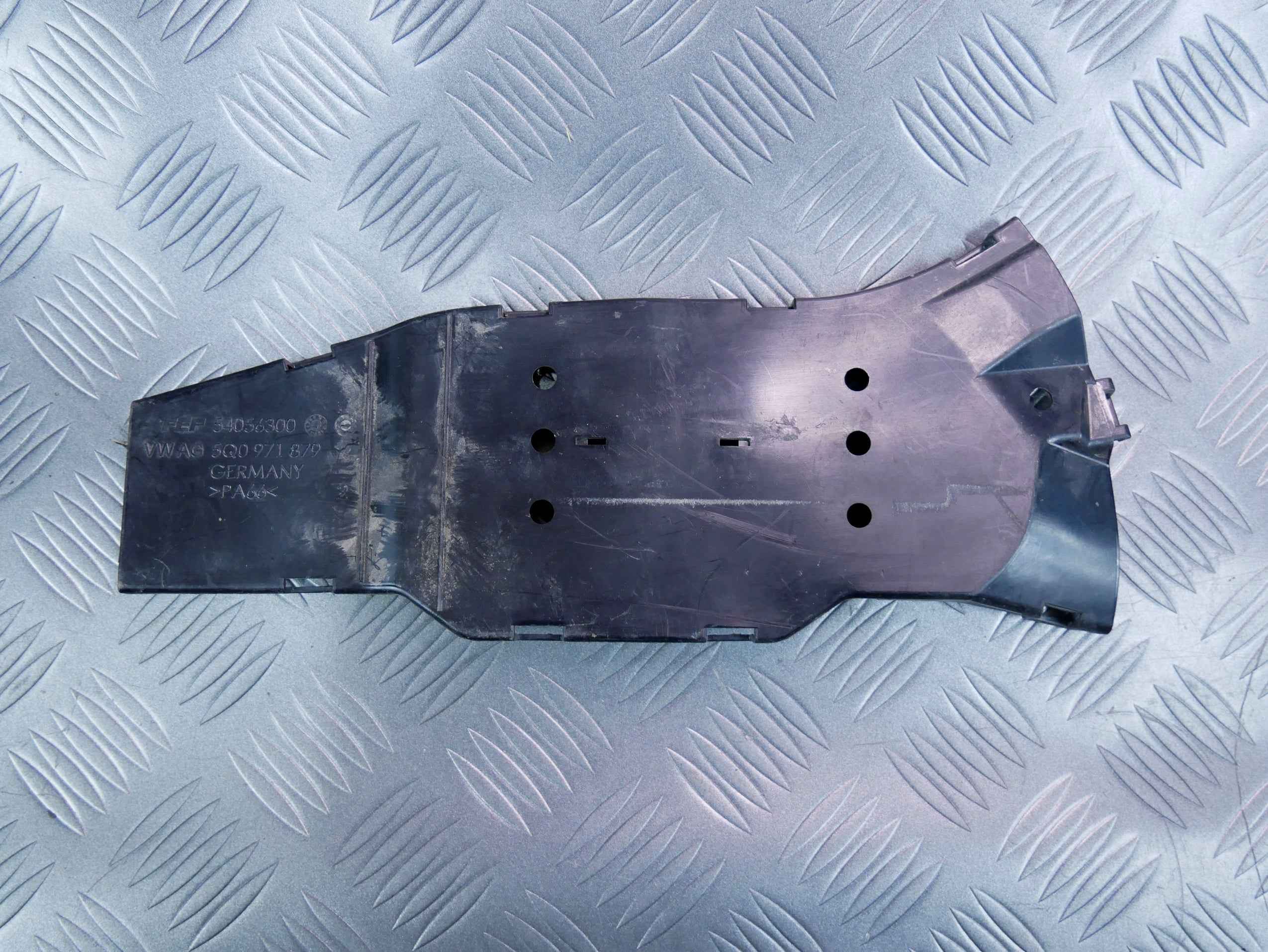 Kanał przewodów 5Q0971879 SKODA SUPERB III