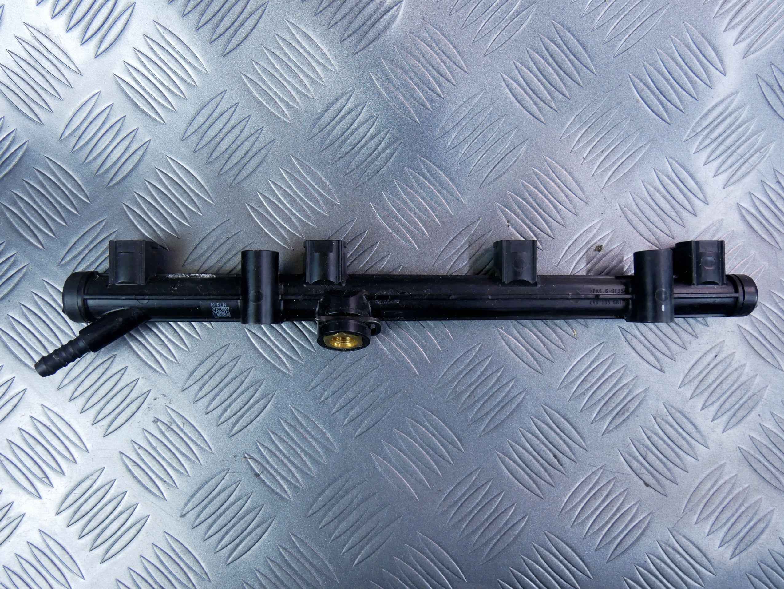 Listwa wtryskowa 06K133681A SKODA SUPERB III 1.8 TSI