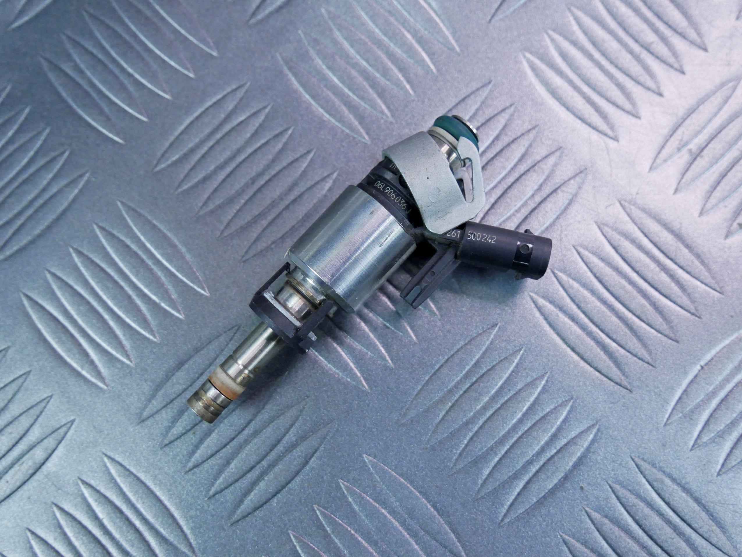 Wtryskiwacz paliwa 06L906036J SKODA SUPERB III 1.8 TSI