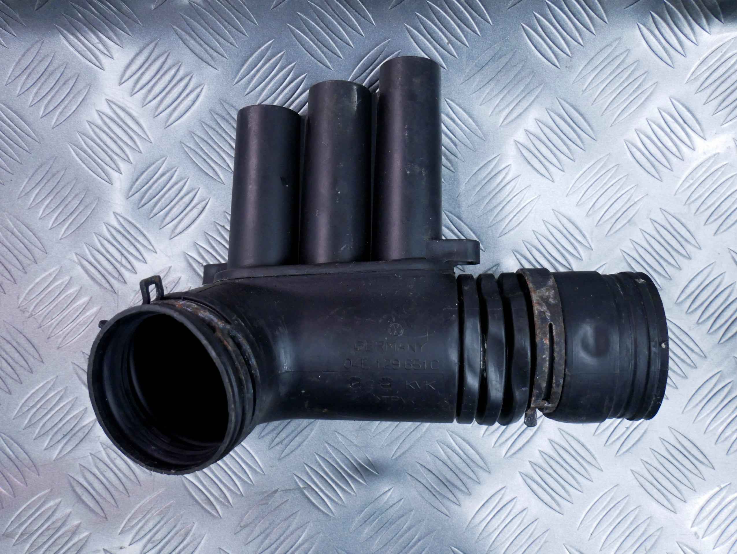 Rura powietrza 04E129651C SKODA SUPERB III 1.4 TSI