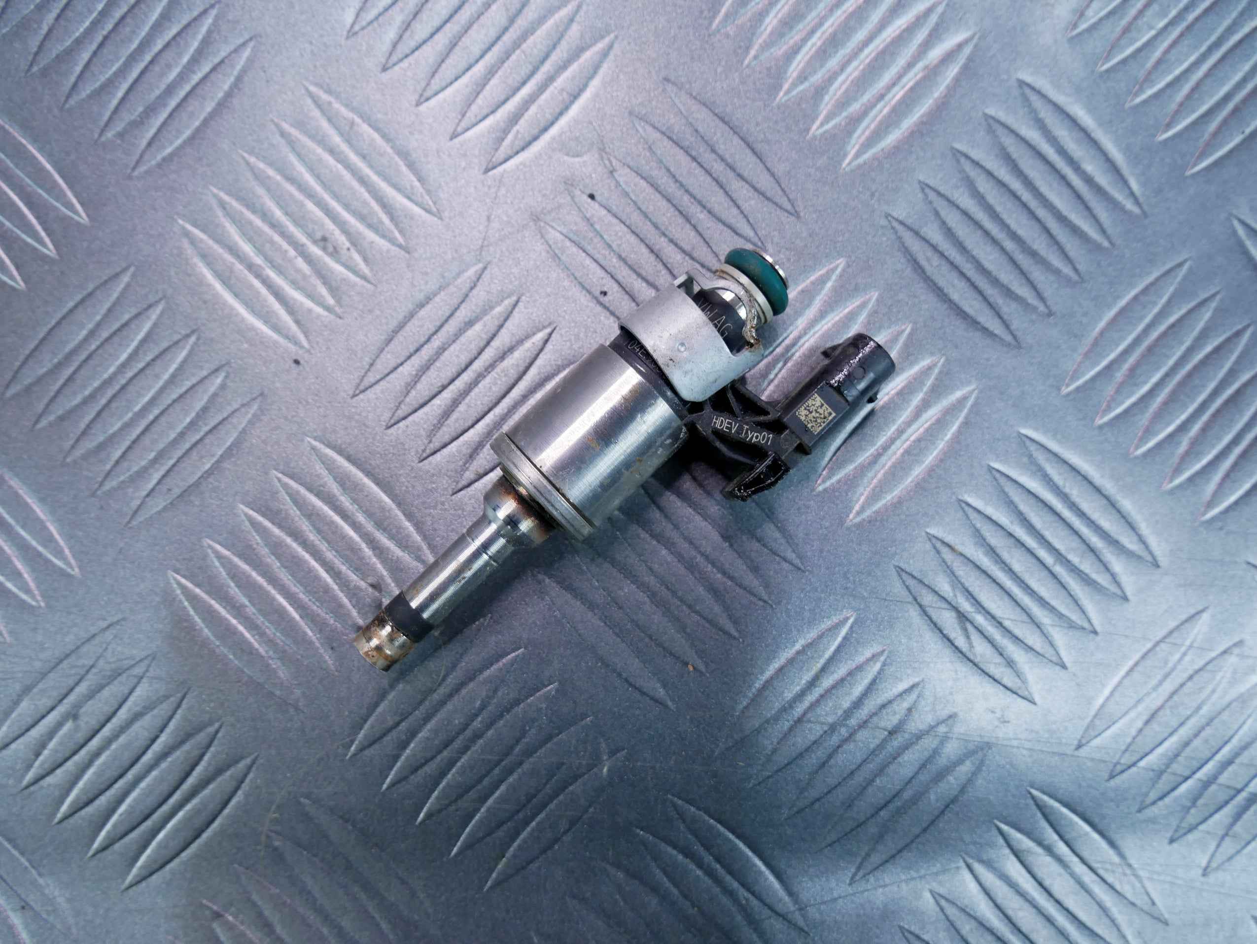 Wtryskiwacz paliwa 04E906036T SKODA SUPERB III 1.4 TSI