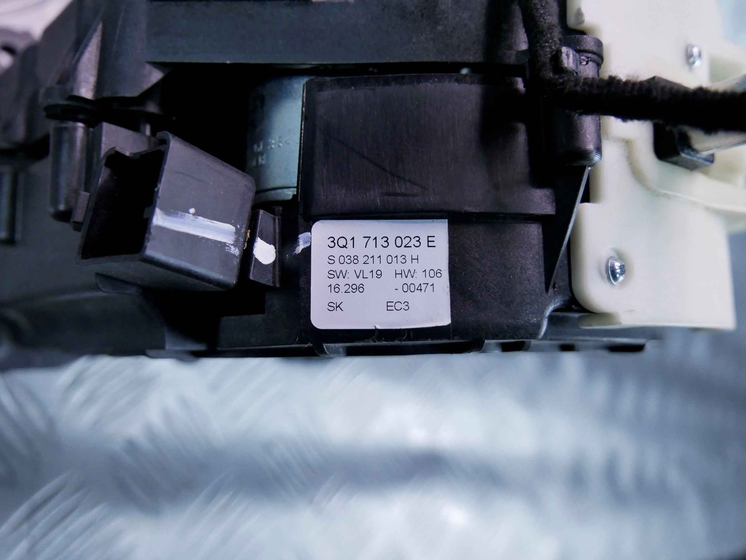 Dźwignia lewarek kaseta wybieraka 3Q1713023E SKODA SUPERB III