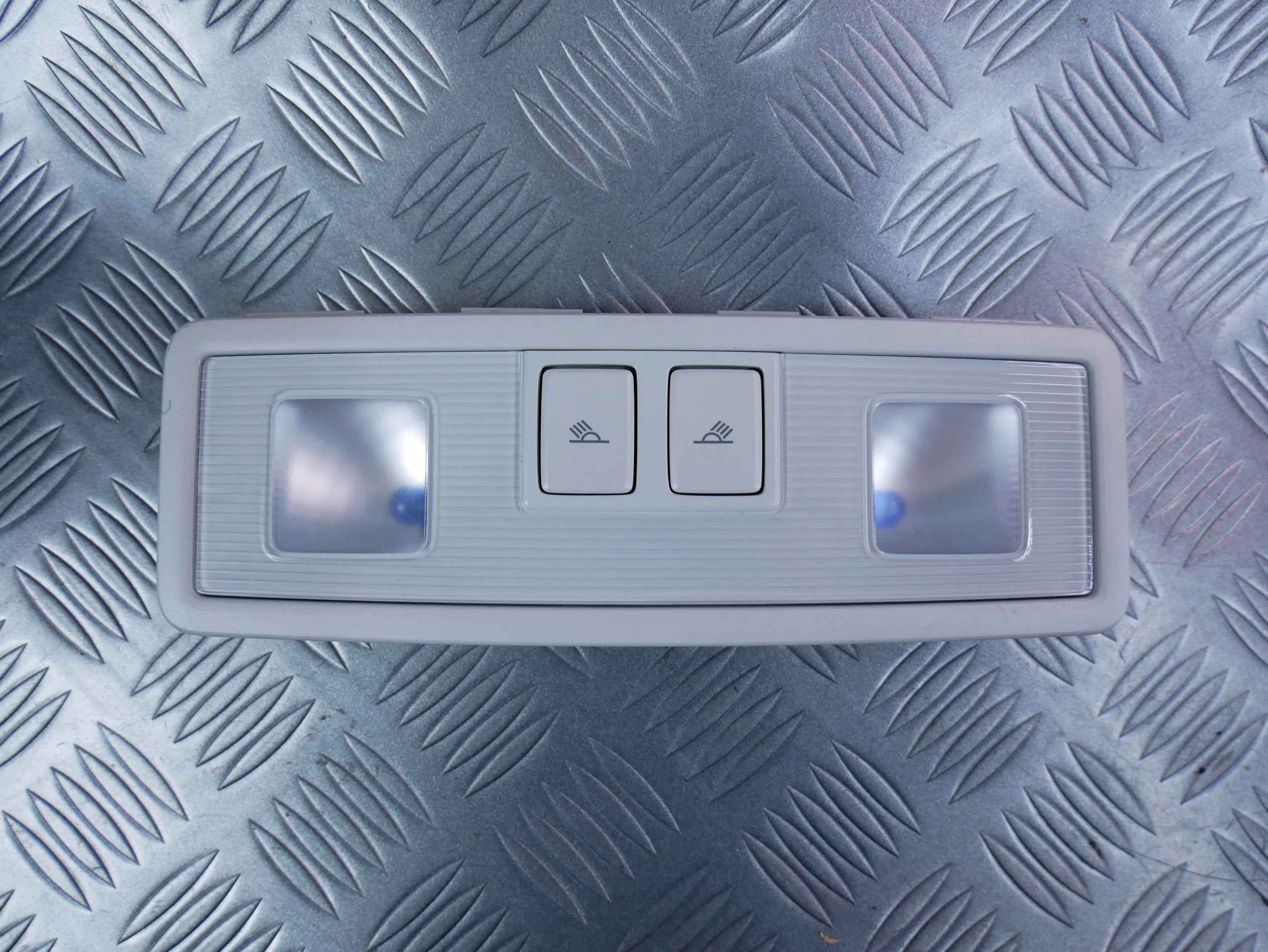 Lampka kabinowa podsufitki tył 3V0947291 SKODA SUPERB III