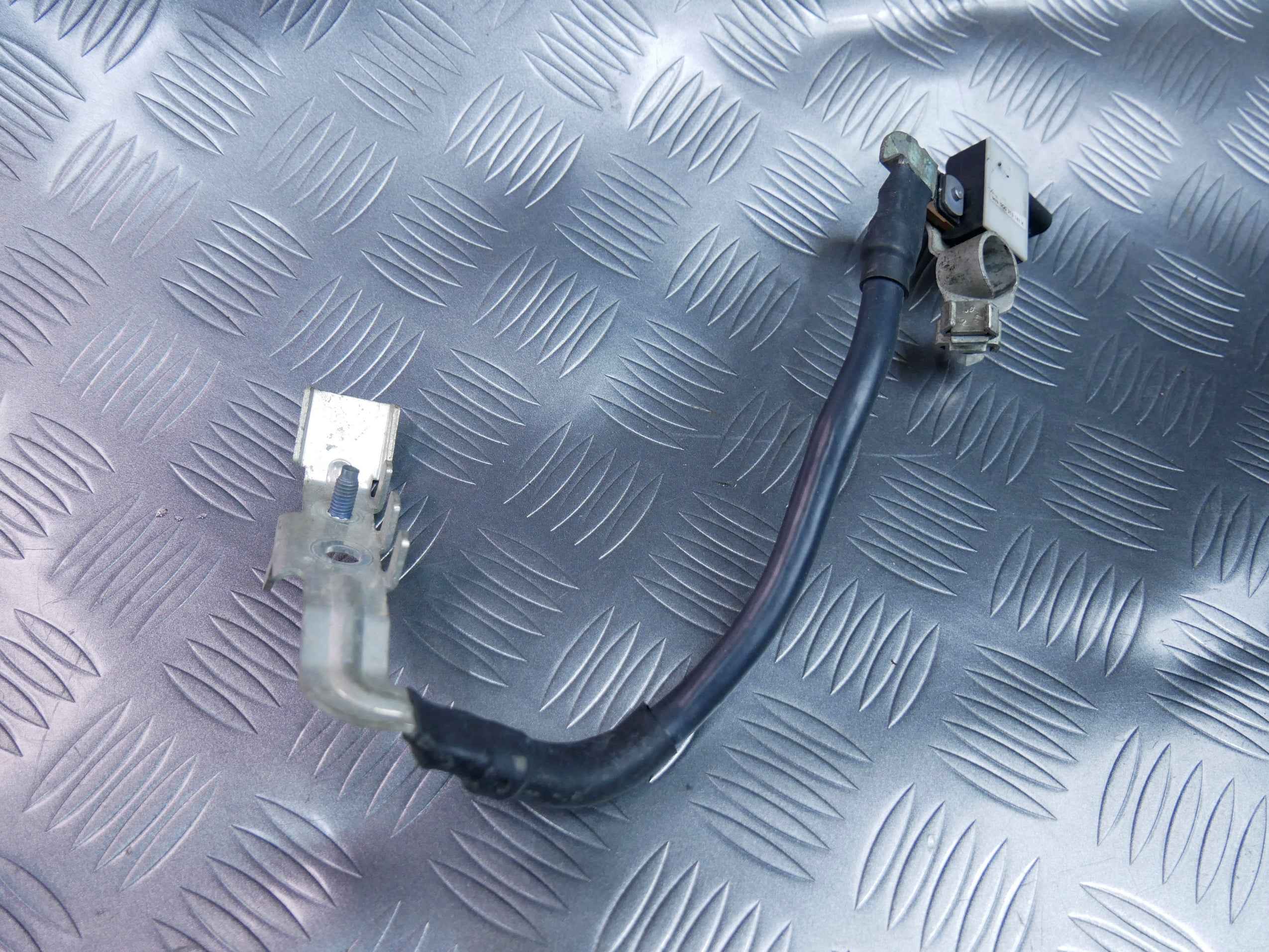 Klema minusowa bezpiecznik 5Q0915181K SKODA SUPERB III