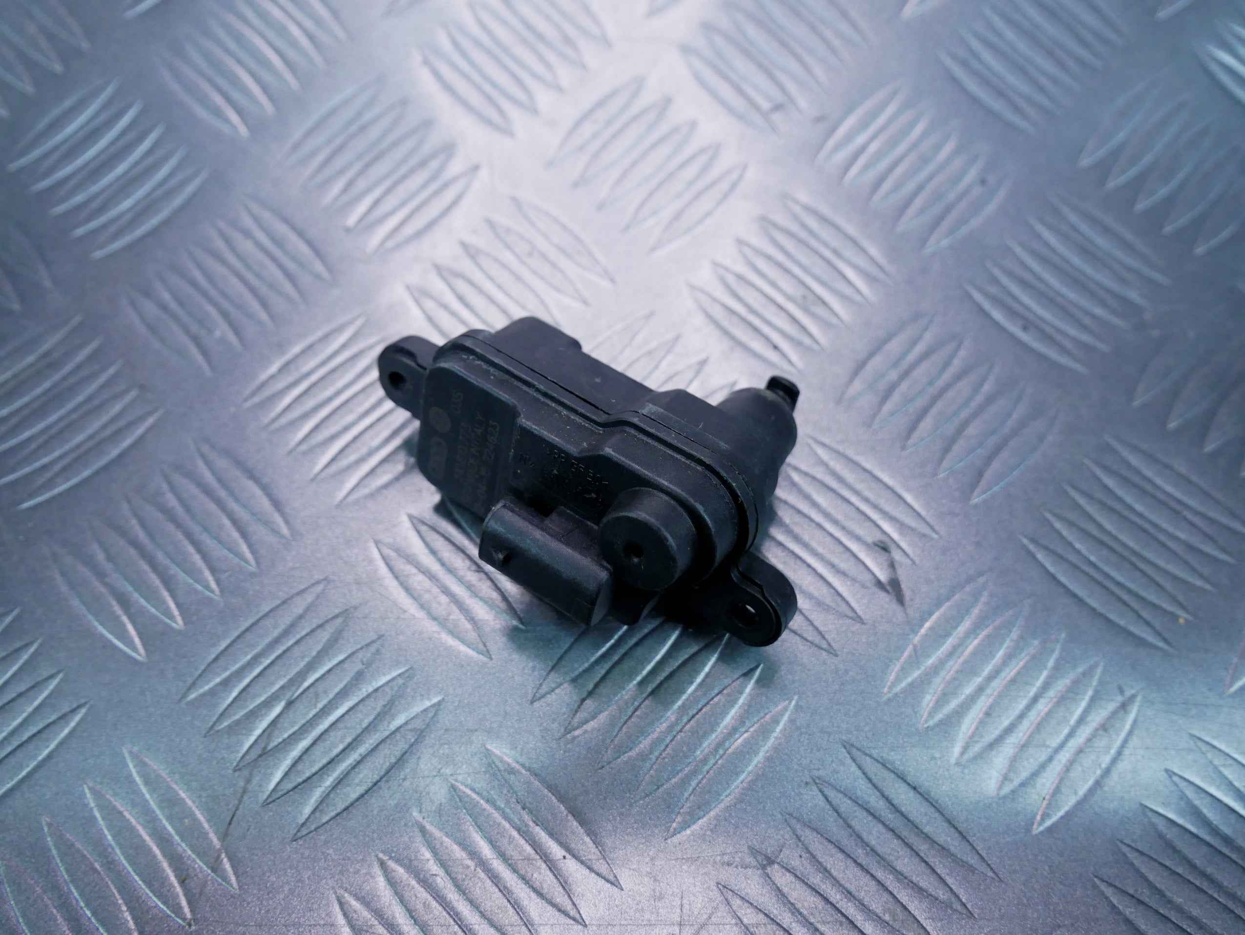 Siłownik klapki paliwa 510810773 SKODA SUPERB III