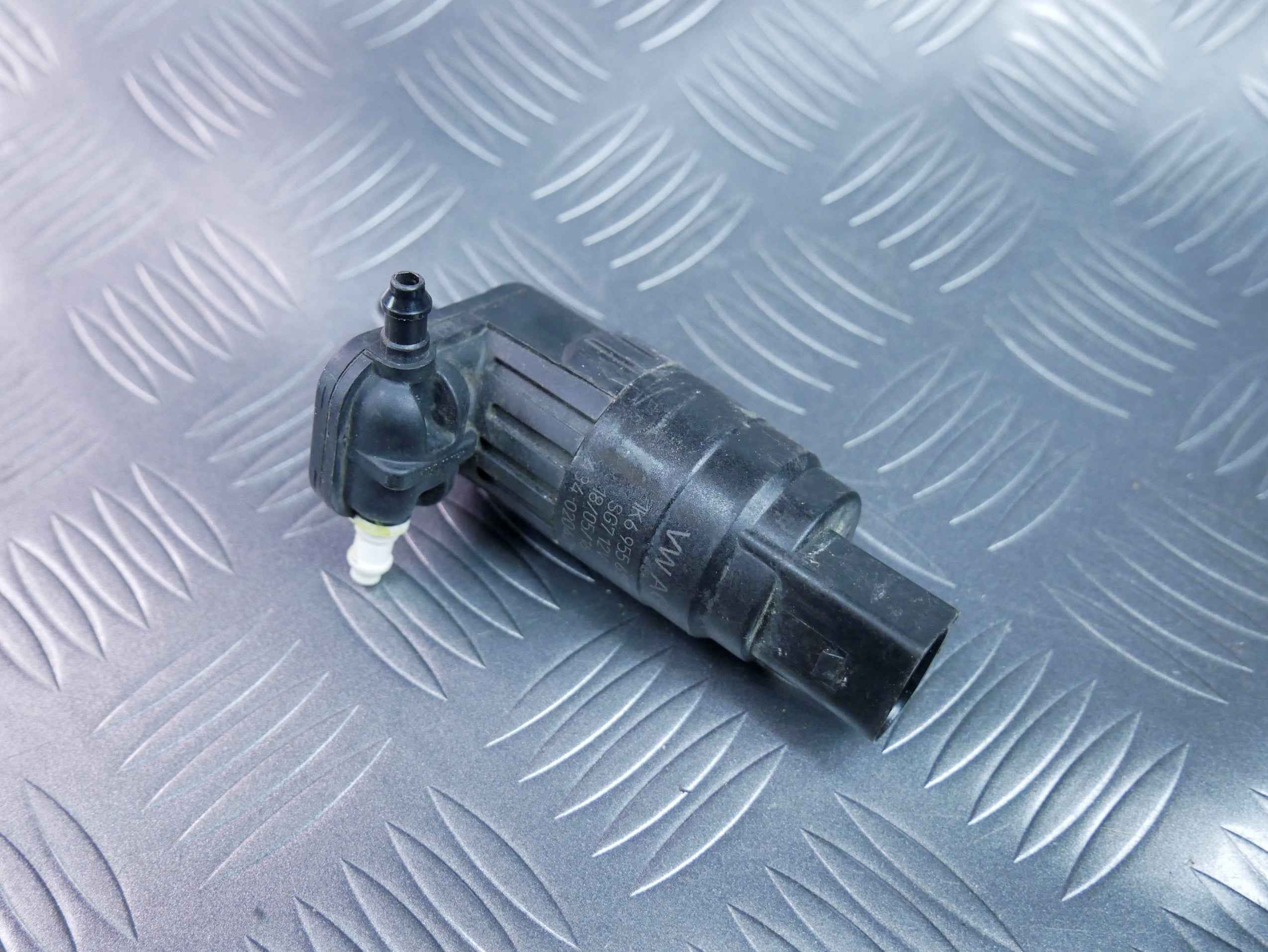 Pompka spryskiwaczy 1K6955651 SKODA SUPERB III