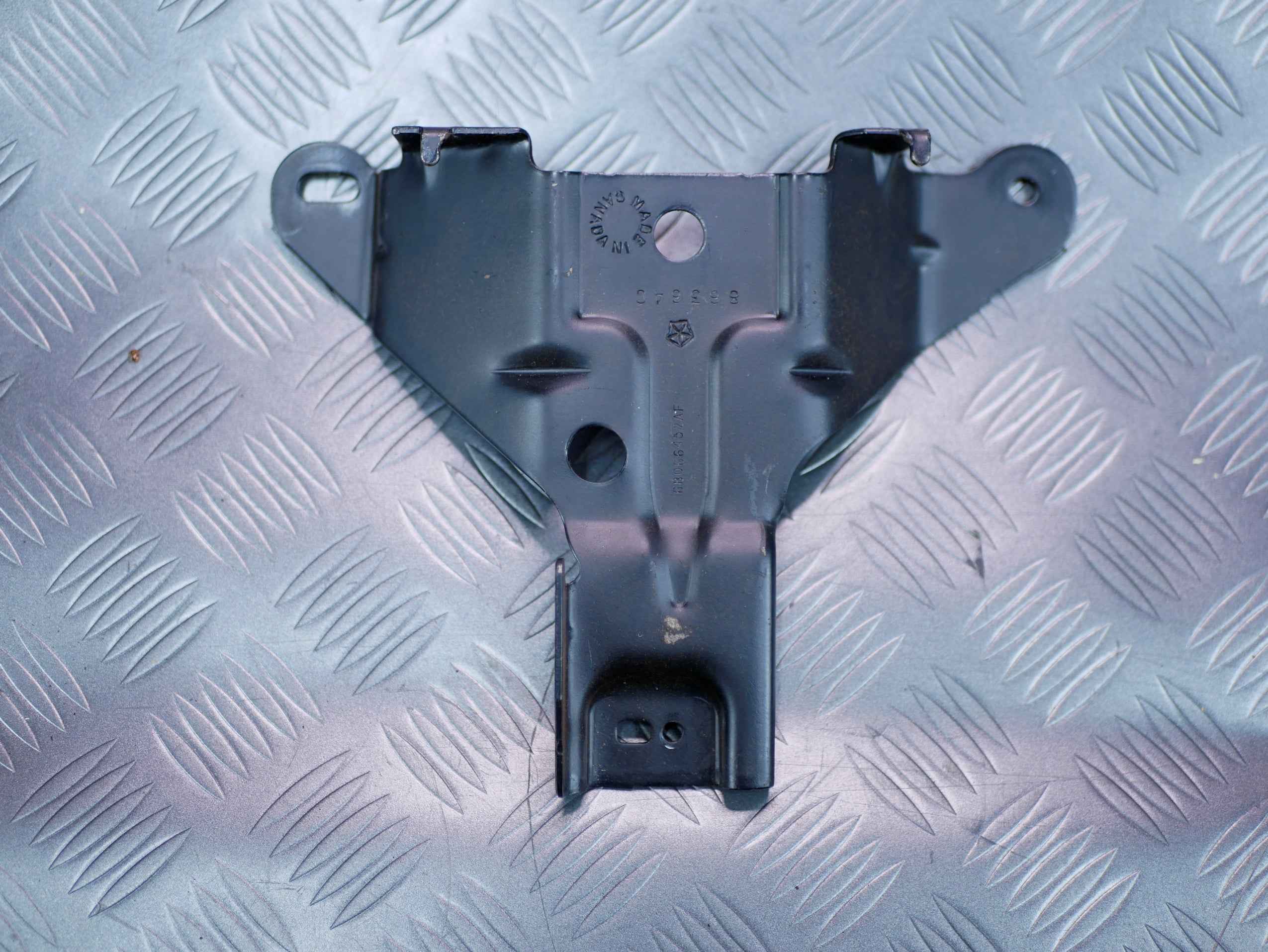 Mocowanie bagażnika P68061750AL DODGE DURANGO 2021-