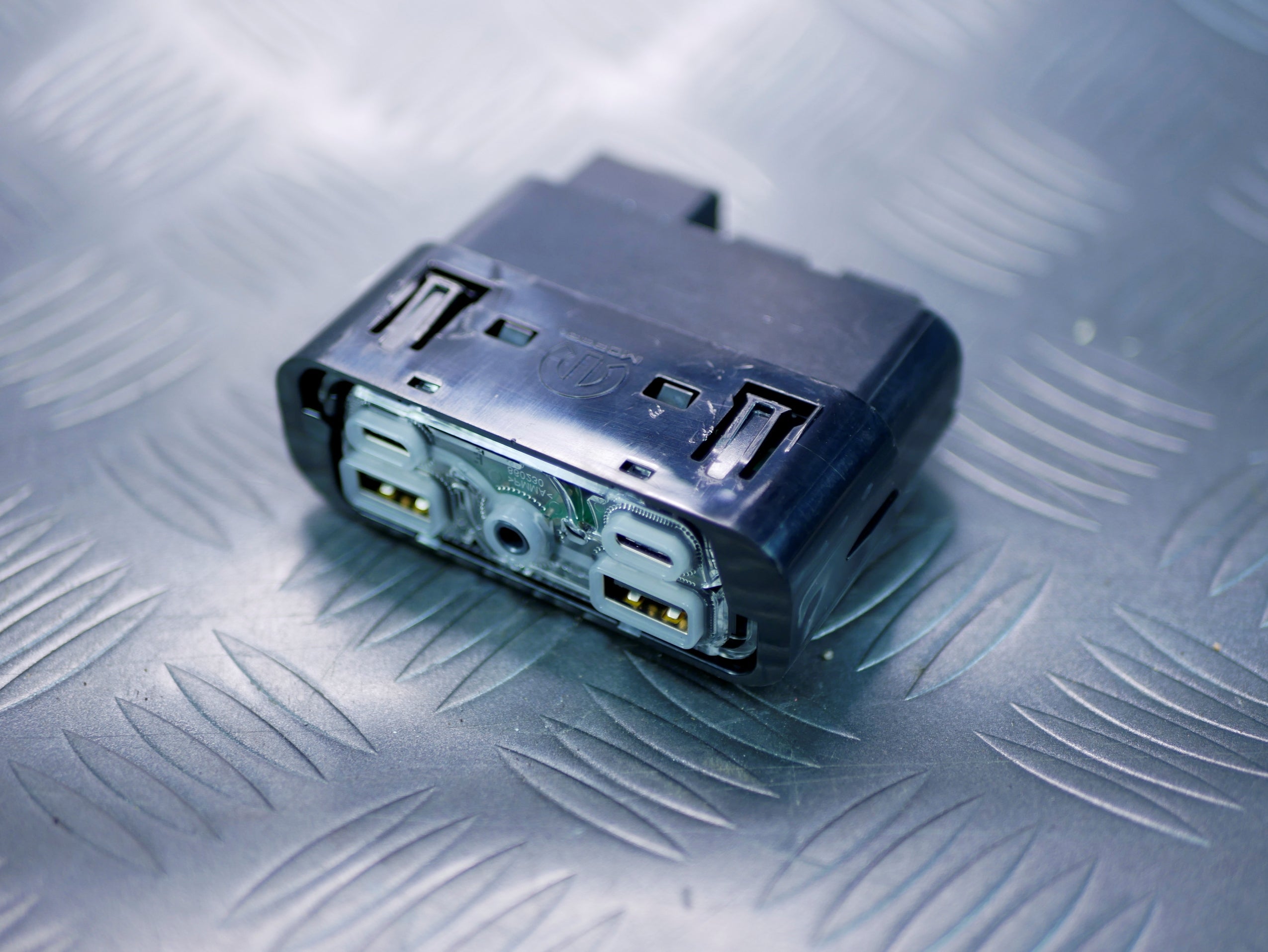 Gniazdo port HUB USB P68473947AB DODGE DURANGO LIFT 2021-