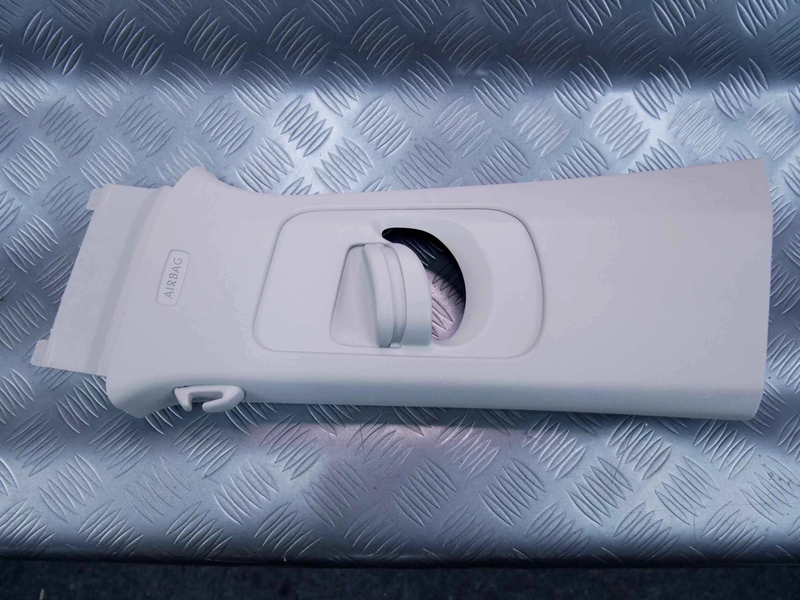 Osłona słupka środkowego lewa 5NA867243 VW TIGUAN II 5NA