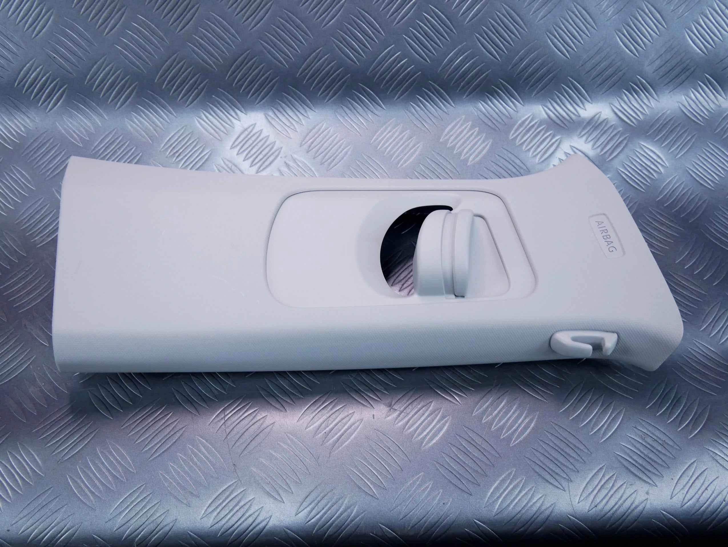 Osłona słupka środkowego prawa 5NA867244 VW TIGUAN II 5NA