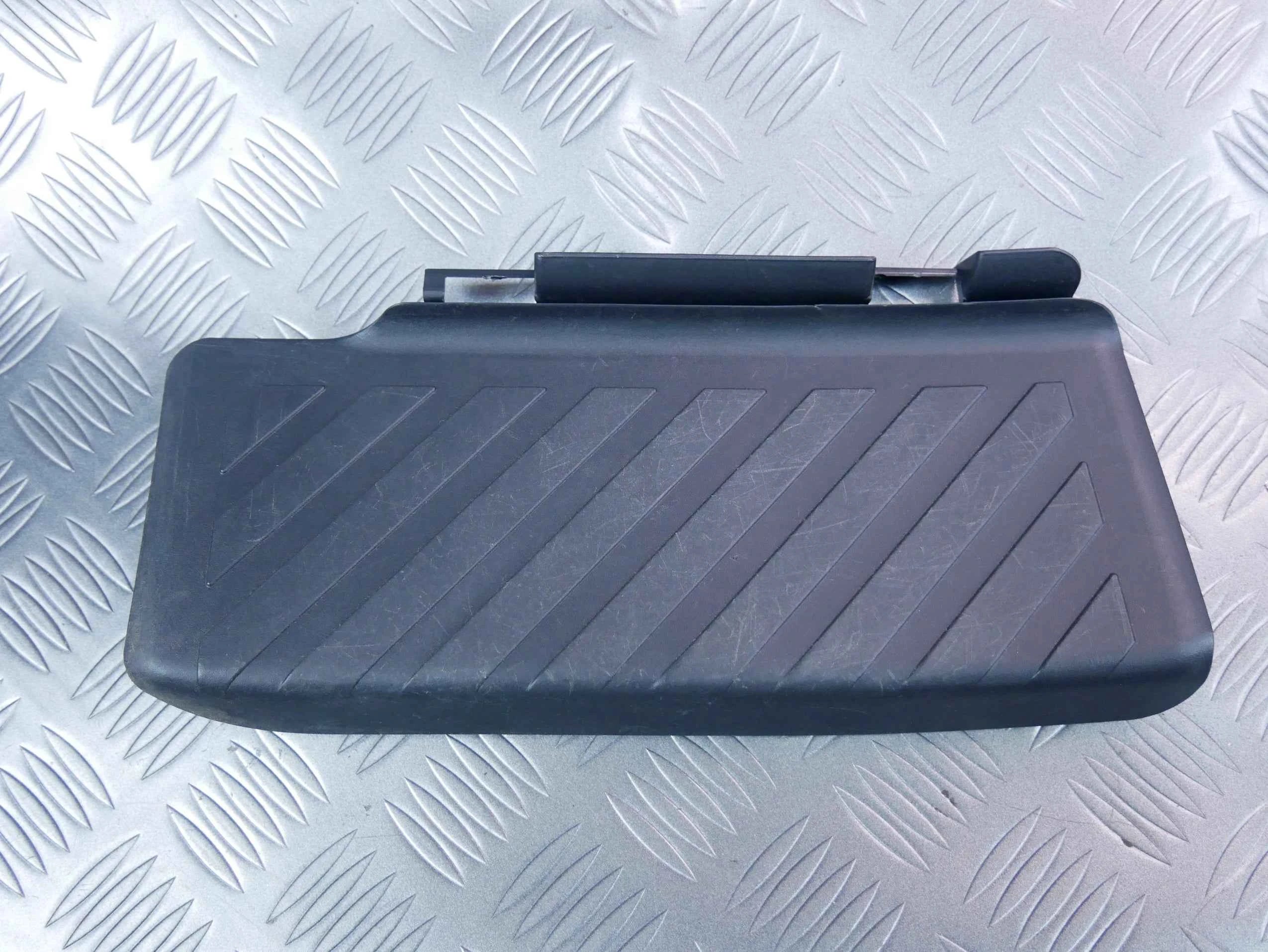 Podnóżek kierowcy 5Q1864777C VW TIGUAN II 5NA