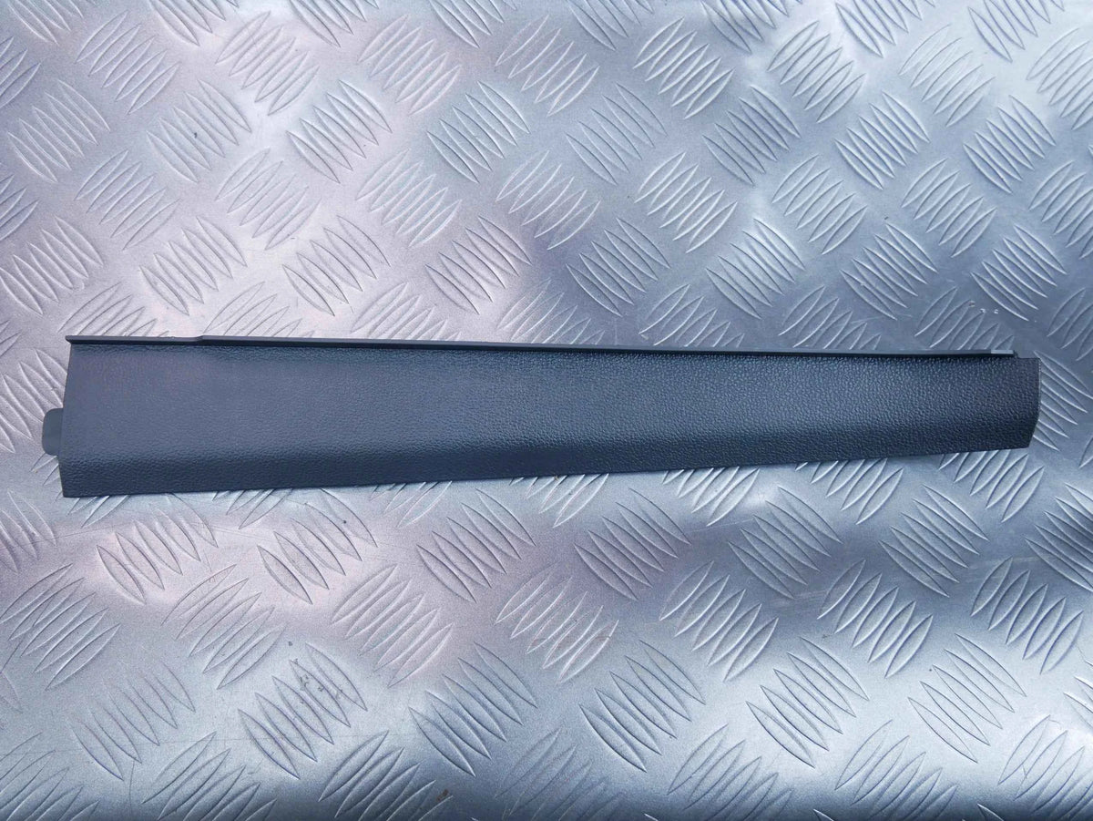 Listwa słupka konsoli prawa 5NA868224 VW TIGUAN II 5NA