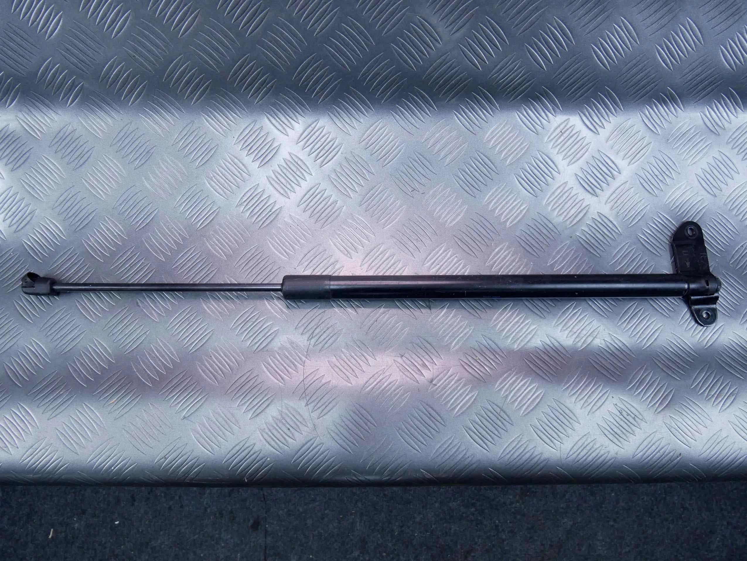 Siłownik klapy tył prawy 5NA827436 VW TIGUAN II 5NA