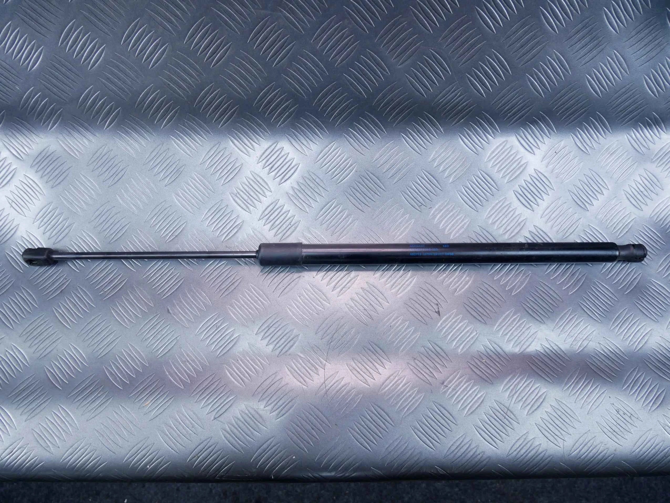 Siłownik klapy tył 5NA827550B VW TIGUAN II 5NA