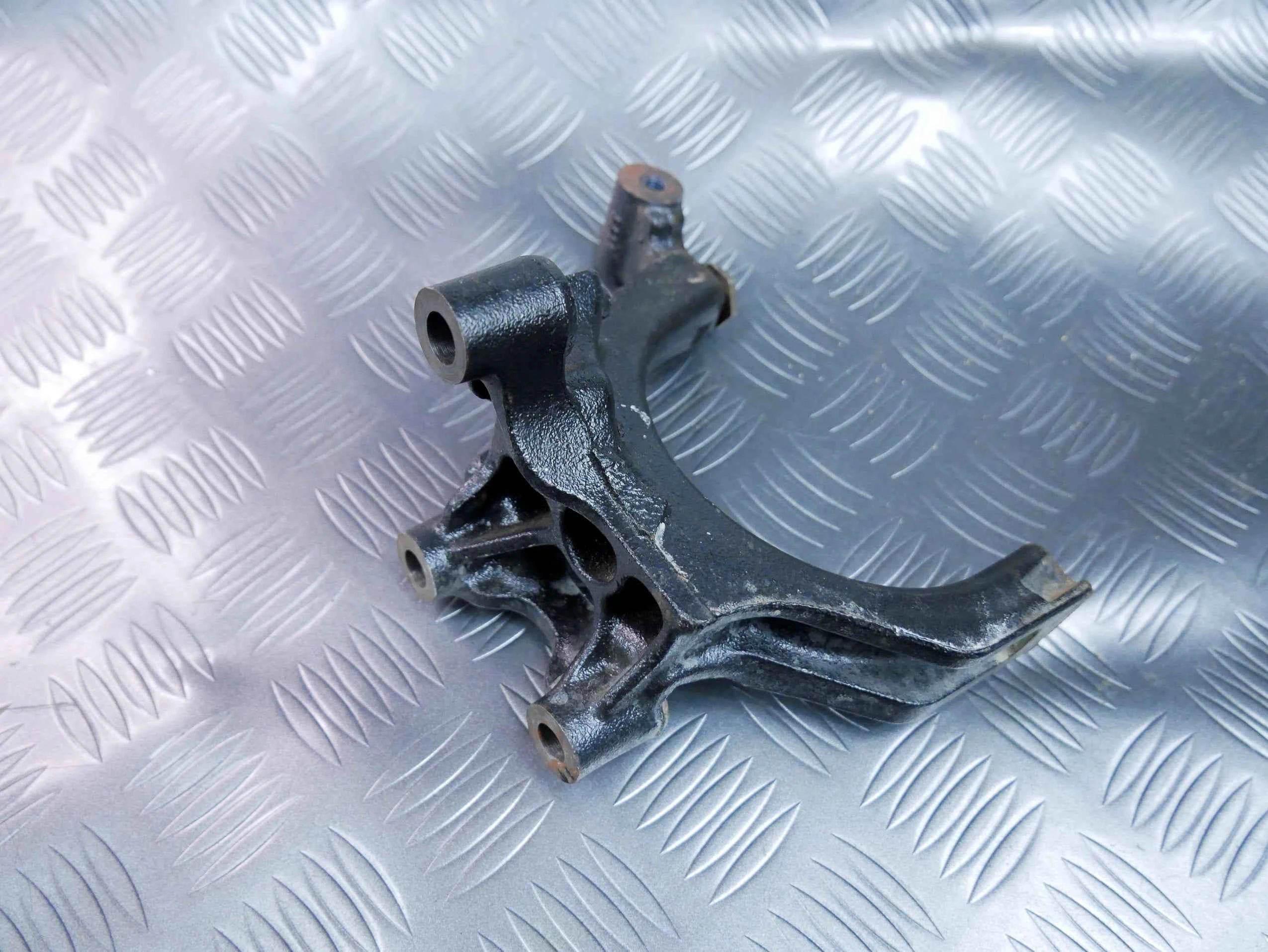 Łapa wspornik PDF 04L131425 VW TIGUAN II 2.0 TDI