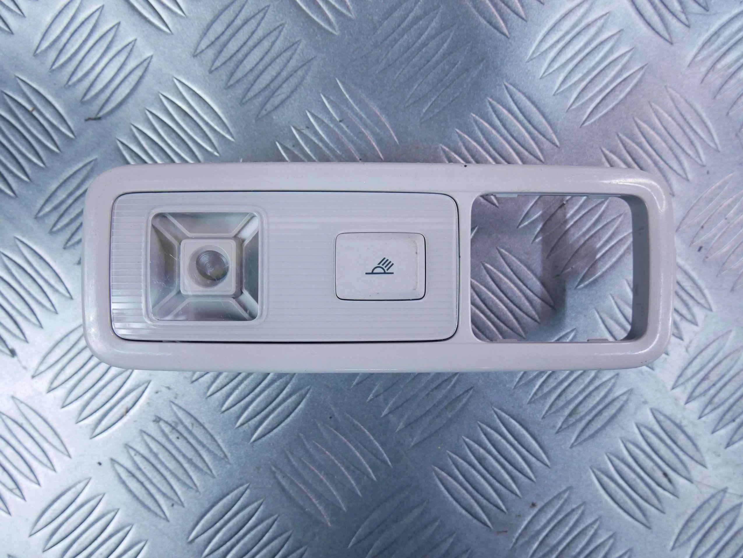 Lampka podsufitki tył prawa 5TA947292 VW TIGUAN II 5NA