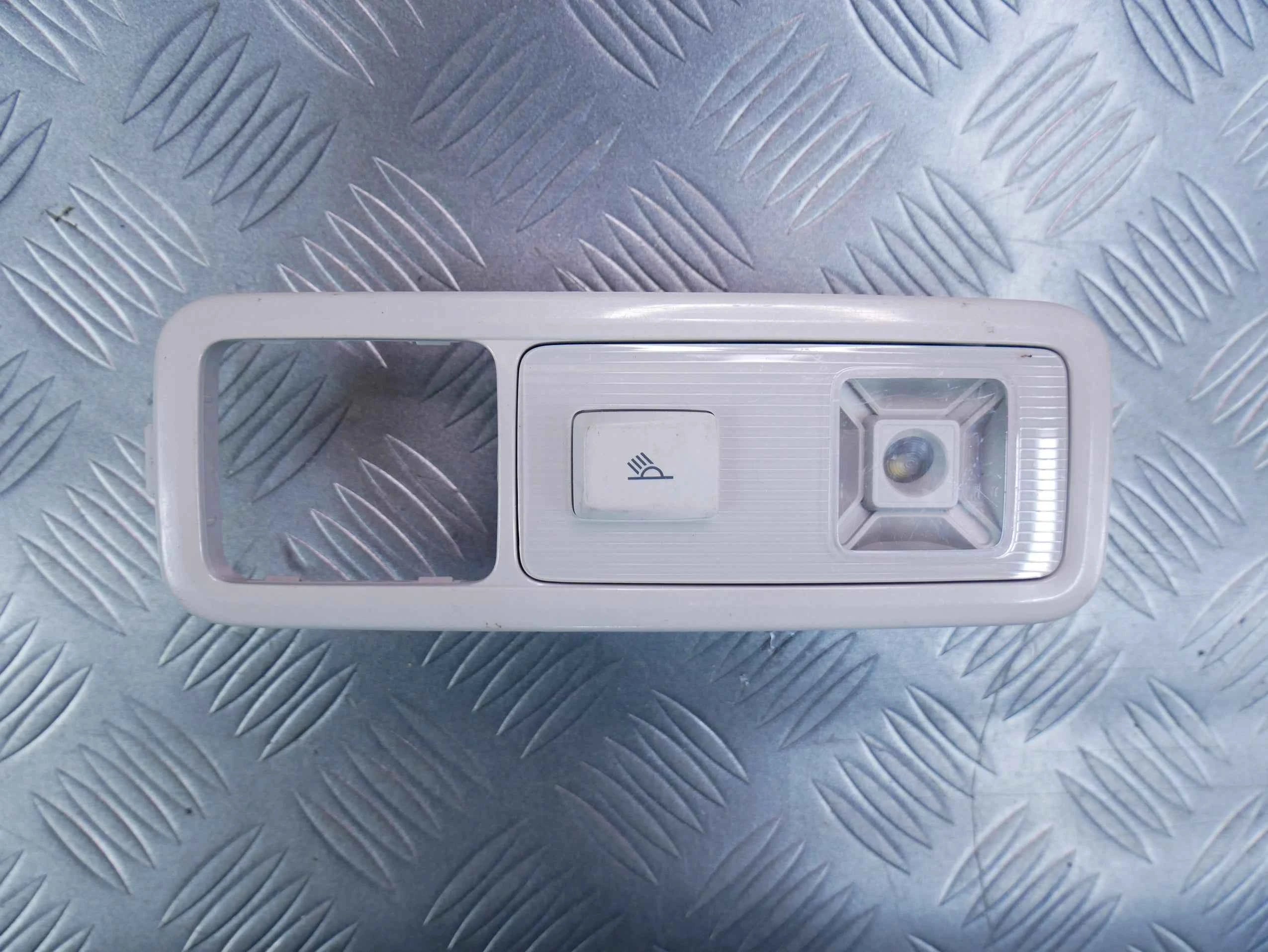 Lampka podsufitki tył lewa 5TA947291 VW TIGUAN II 5NA